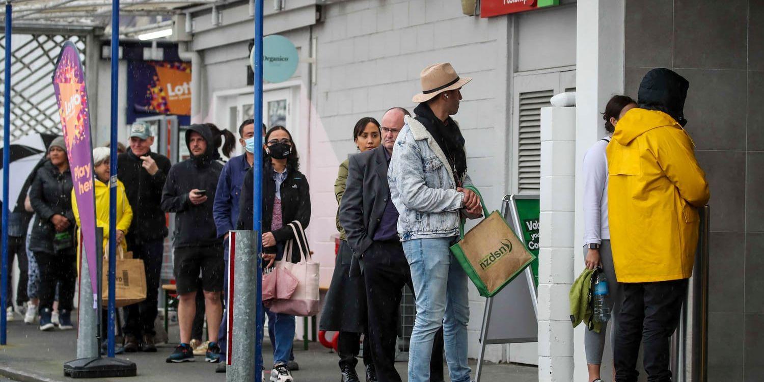 Människor i Auckland köar utanför en matubutik i augusti efter att man hittat det första nya fallet av coronaviruset på sex månader och införde lockdown.