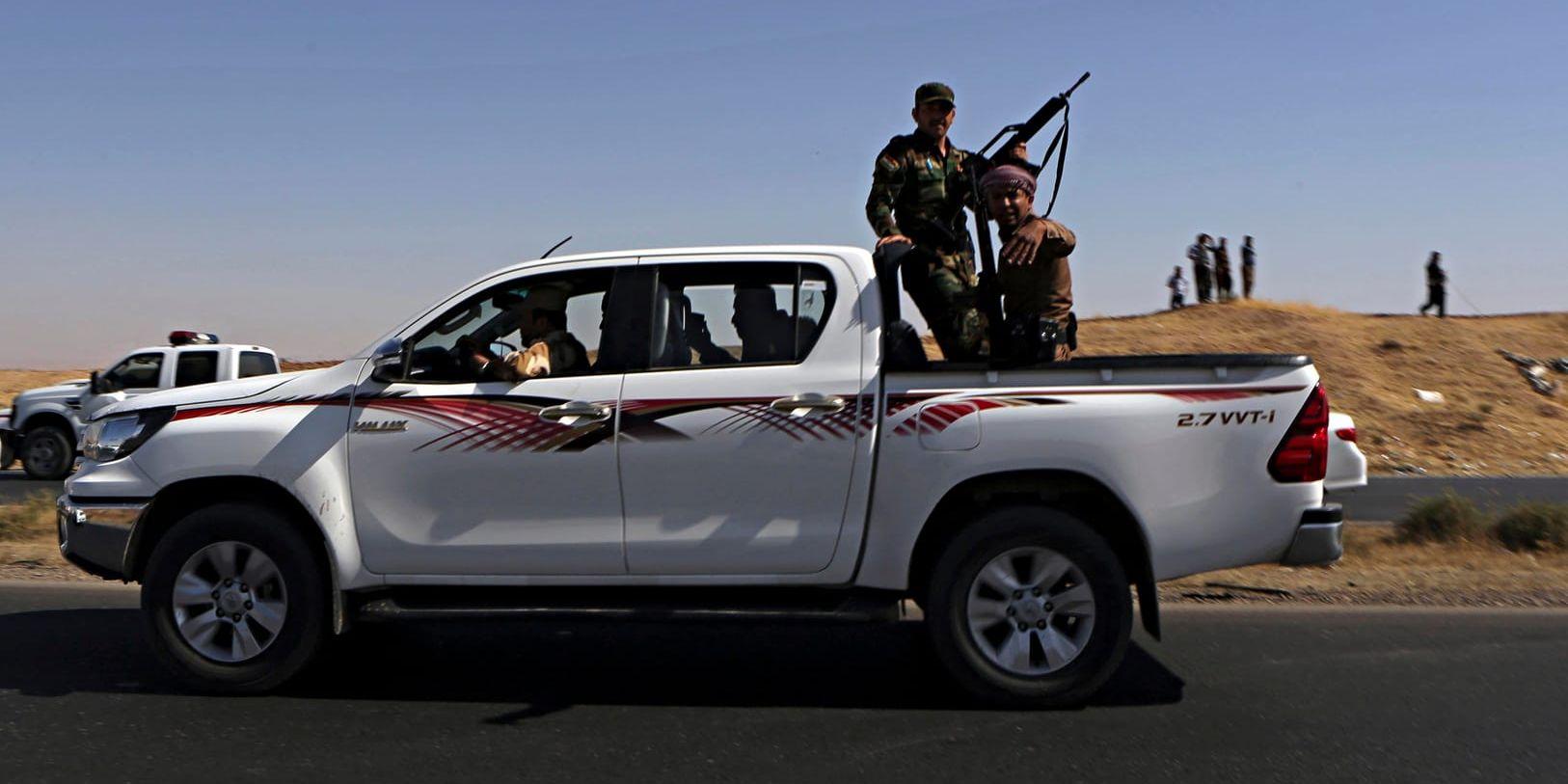 Kurdiska soldater vid en vägspärr. Nu ska fientligheterna mellan irakiska och kurdiska styrkor upphöra i ett dygn. Arkivbild.