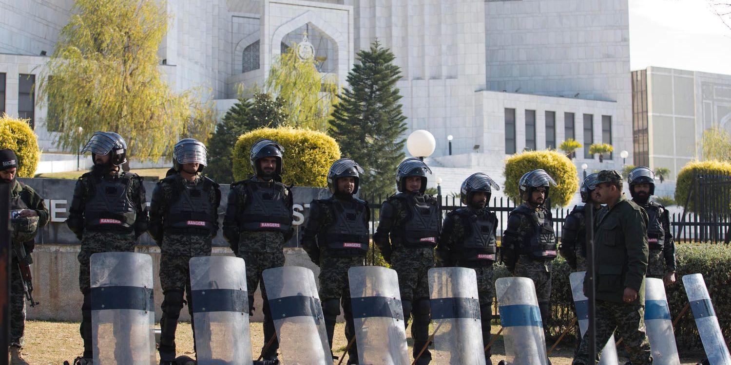 Pakistanska säkerhetsstyrkor omgärdar domstolsbyggnaden i Islamabad.