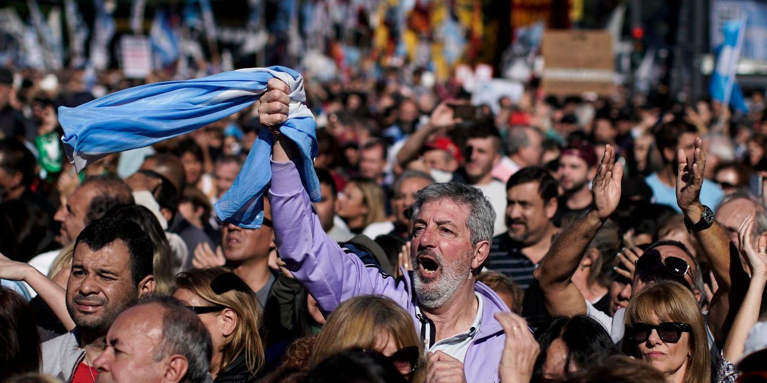 En tidigare strejk med tusentals deltagare, i maj, mot president Mauricio Macri i Argentinas huvudstad Buenos Aires. Arkivbild.
