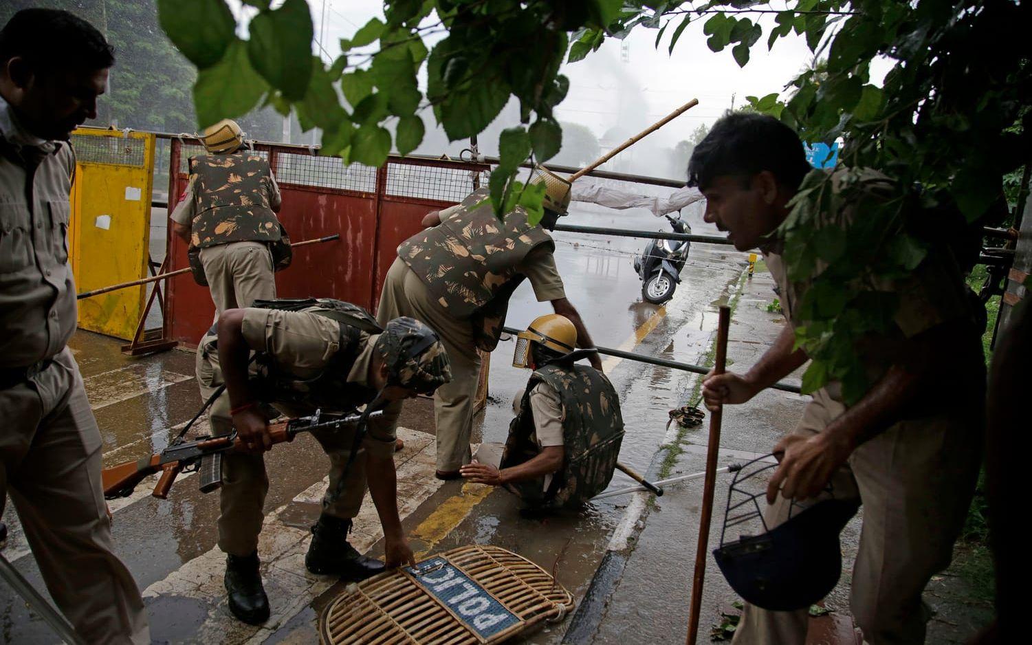 Indisk polis till reträtt efter en attack från guruns anhängare i Panchkula i nordöstra Indien.