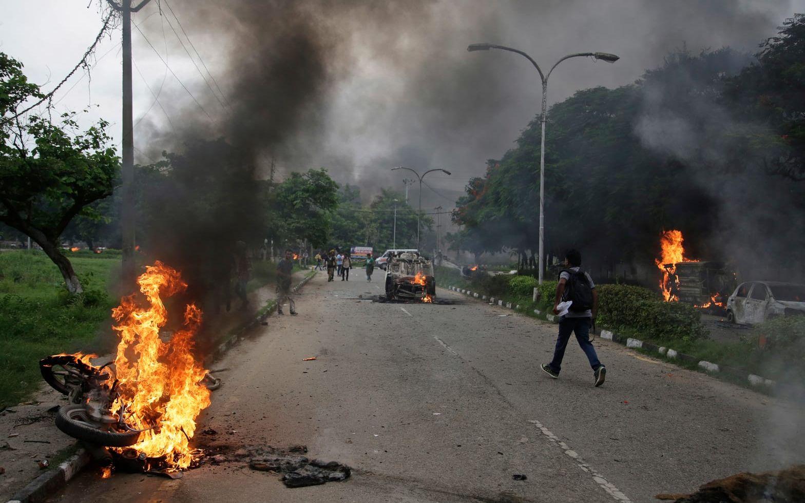 Våldet sprider sig snabbt från den nordöstra staden Chandigarh i norra Indien. Rapporter om våldsdåd i huvudstaden Dehli har kommit under eftermiddagen.
