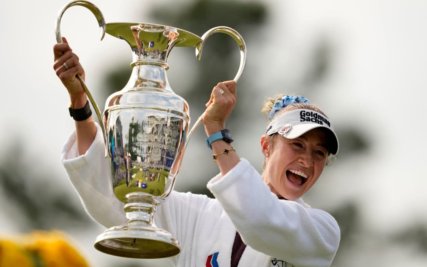 Nelly Korda höjer segerpokalen efter att hon tagit hem årets första majortävling. 