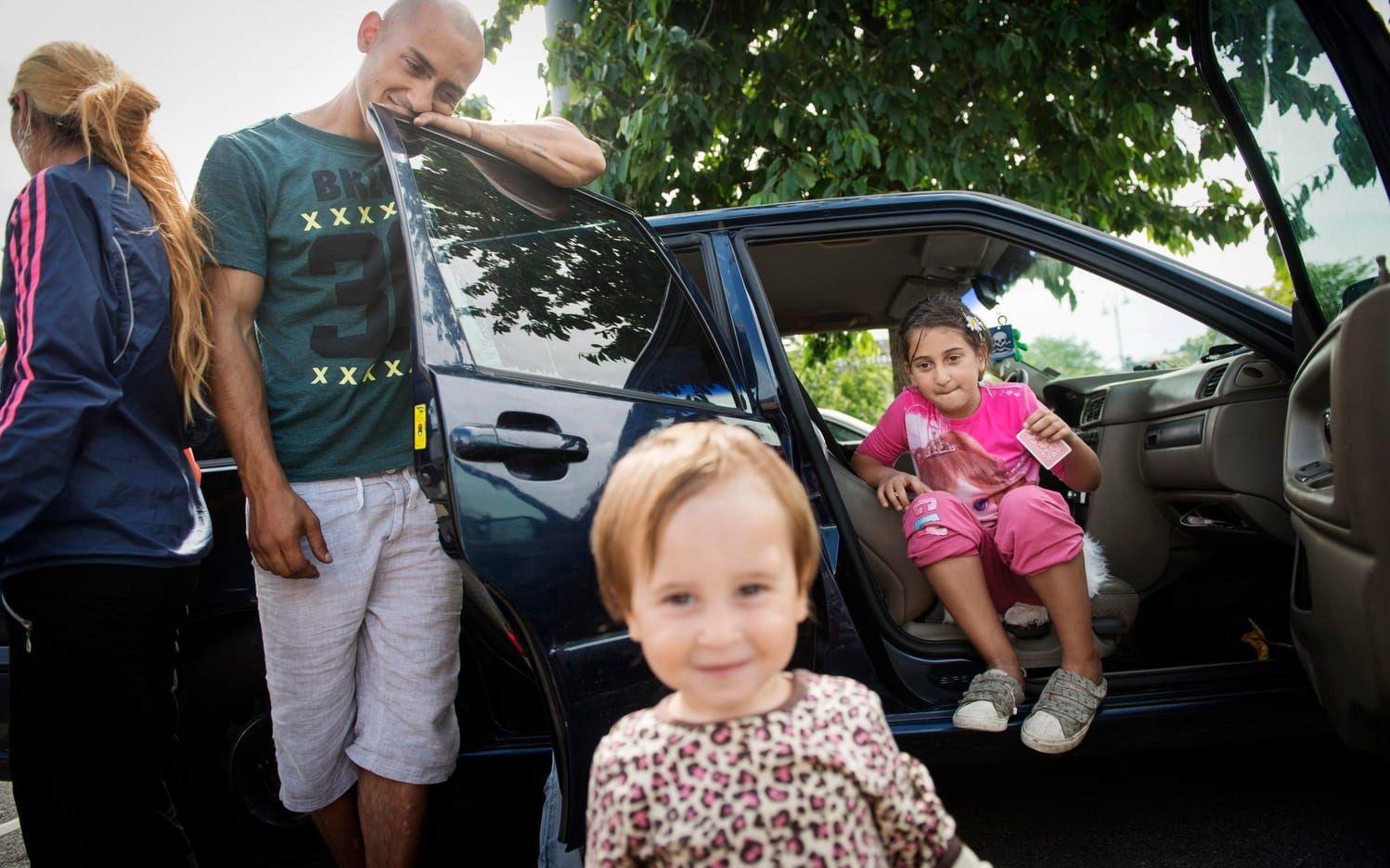 Trångbodda. Daniella Antonova Biserova och Georgi Petroff Sander bor med sina fyra barn i en bil på en parkering. Peter är yngst, snart två år. Axinia nio år är näst äldst i syskonskaran. Bild: Jonas Lindstedt