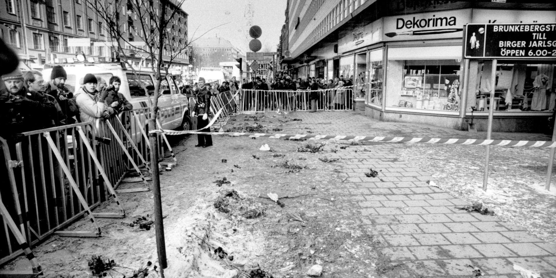 Symbolen för Sveriges förlorade oskuld kopplas ofta samman med mordet på Olof Palme. På bild: brottsplatsen på hörnet av Sveavägen och Tunnelgatan i Stockholm, 1986.