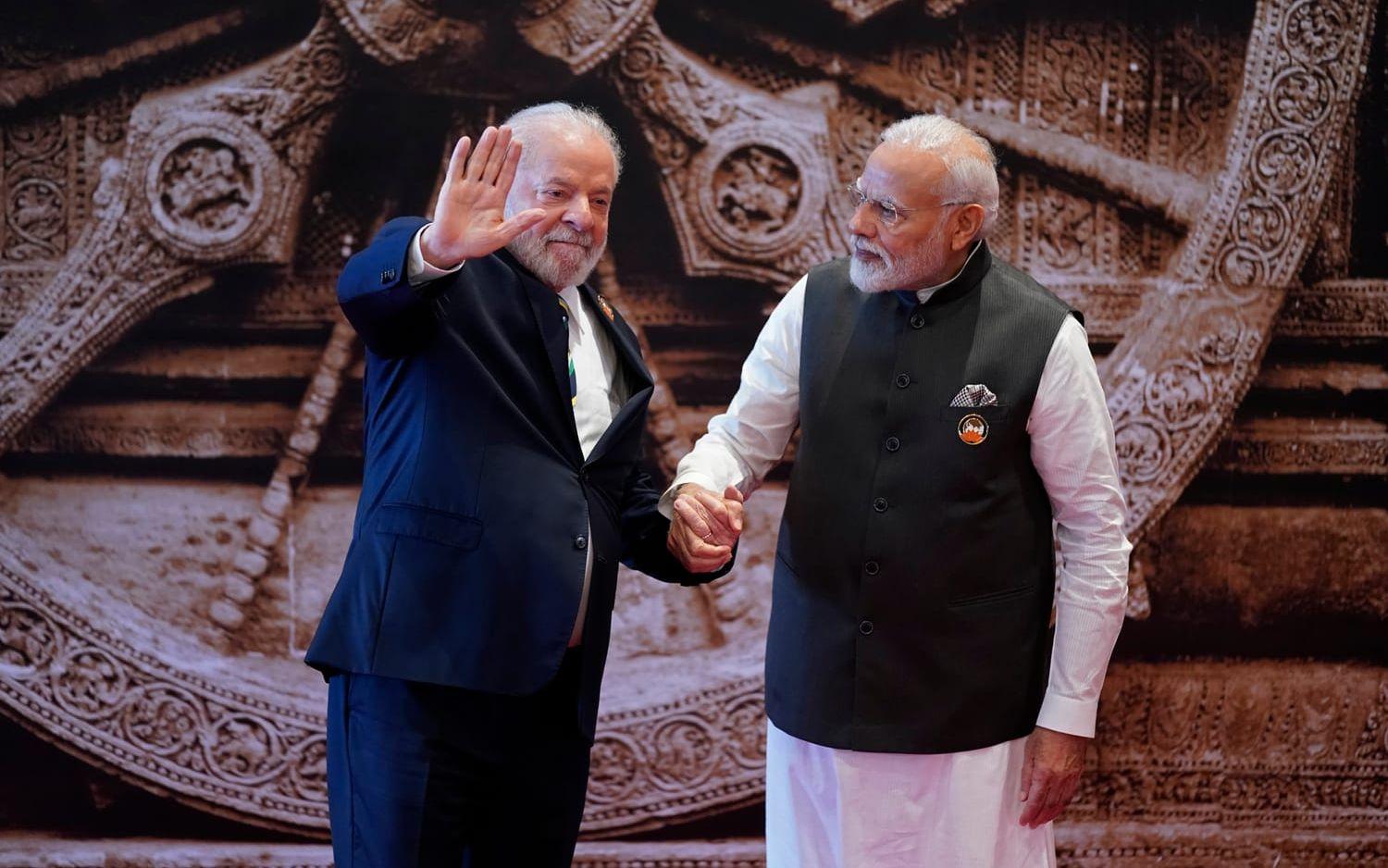 Brasiliens president Luiz Inácio Lula da Silva och Indiens premiärminister Narendra Modi hälsar på varandra under helgens G20-möte i Delhi.