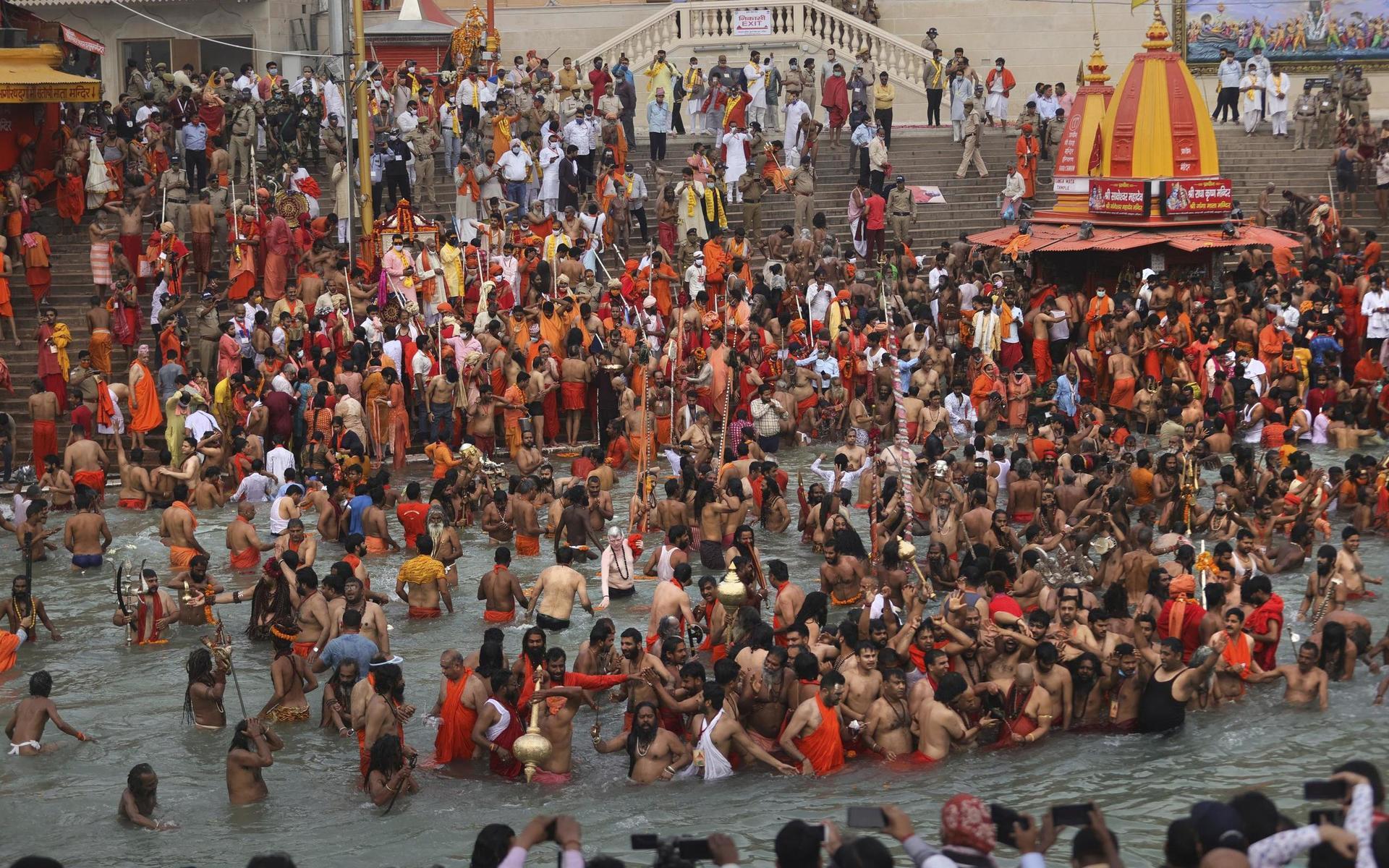 Miljontals pilgrimer hade samlats på festivalen Kumbh Mela, som tros vara en bärande orsak till den omfattande coronavåg som senare spreds till stora delar av landet, då många pilgrimer testades positivt sedan de återvänt hem.