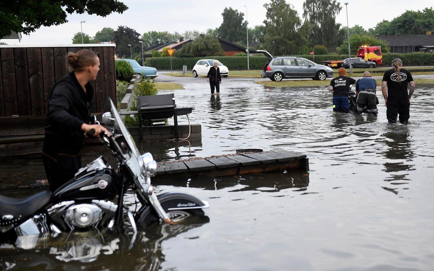 Motorcyklar räddas undan hos Custom By Kent i ett översvämmat utanför Bjuv efter att kraftiga åskskurar drabbat södra Sverige på onsdagen. Foto Björn Lindgren / TT