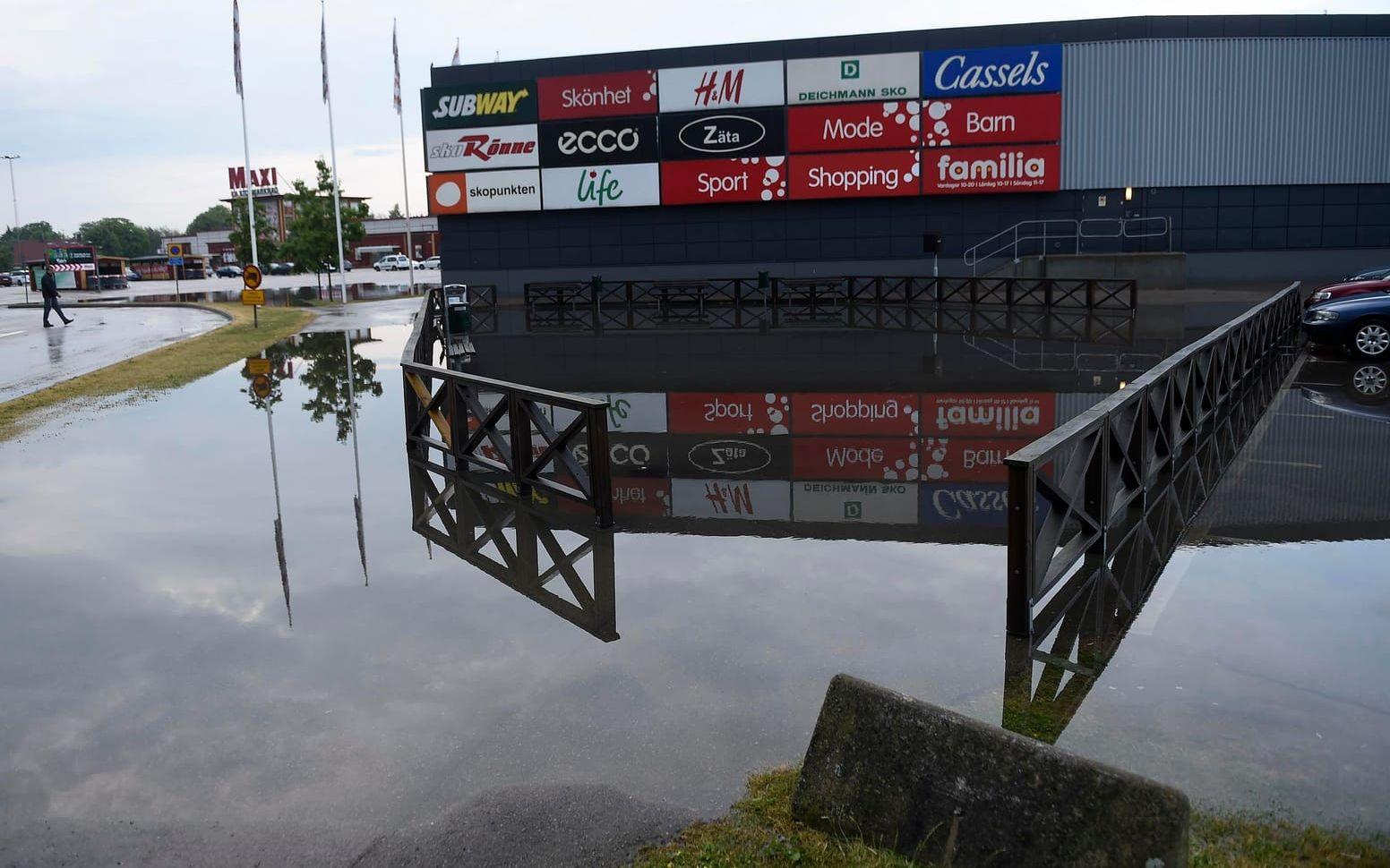 Översvämmat på Familia köpcentrum i Hyllinge efter att kraftiga åskskurar drabbat södra Sverige på onsdagen. Foto Björn Lindgren / TT