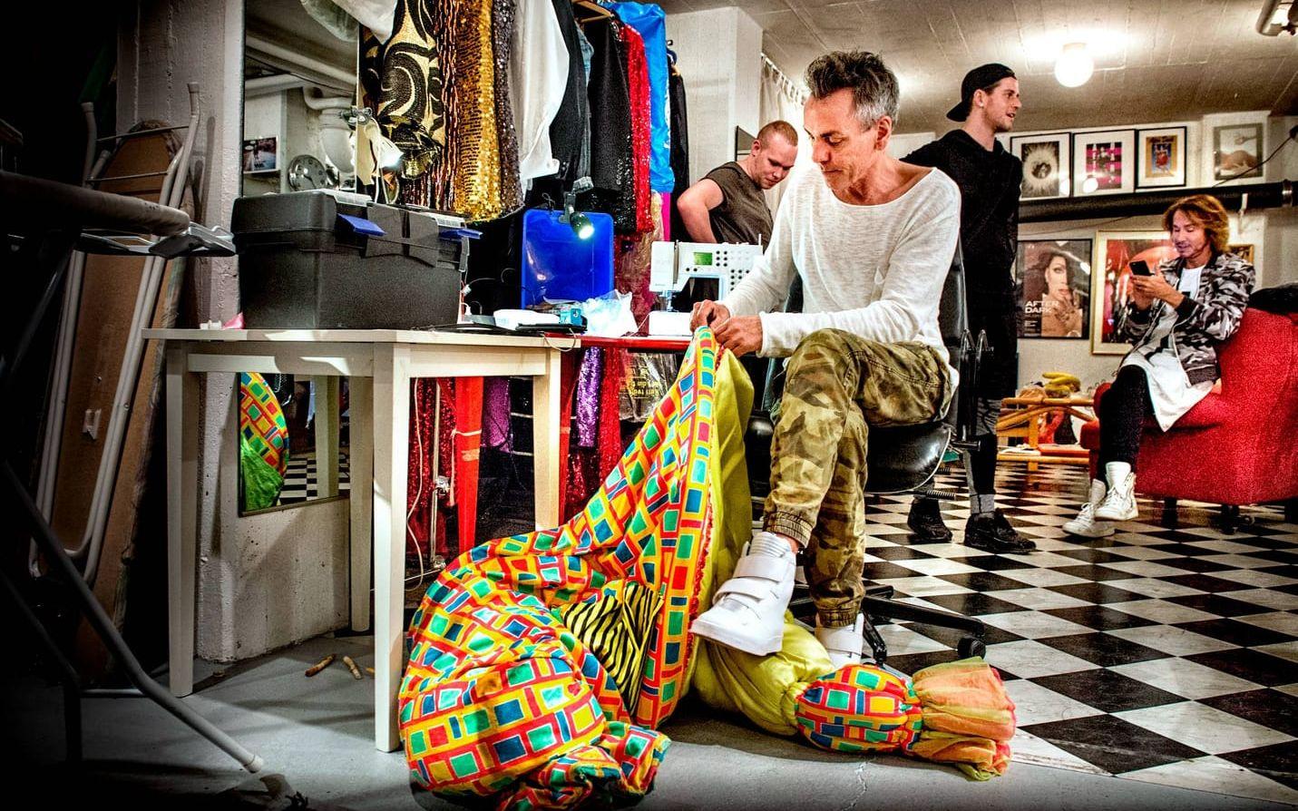 Kenny Lexén har fullt upp, här är det en gammal clownkostym som ska anpassas till 40-årsjubileet.  Bild: Lisa Thanner