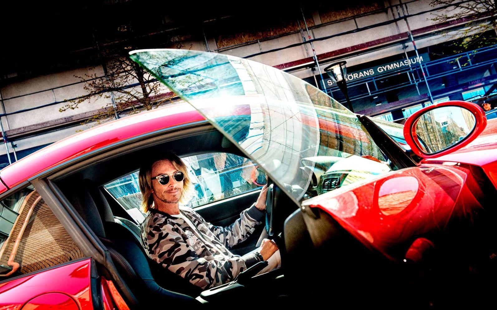 Fullt upp. Christer Lindarw kör en röd BMW Z4. I höst berättar han om sitt liv i boken This is my life, bland annat om uppväxten i en liten etta tillsammans med mamma.  Bild: Lisa Thanner
