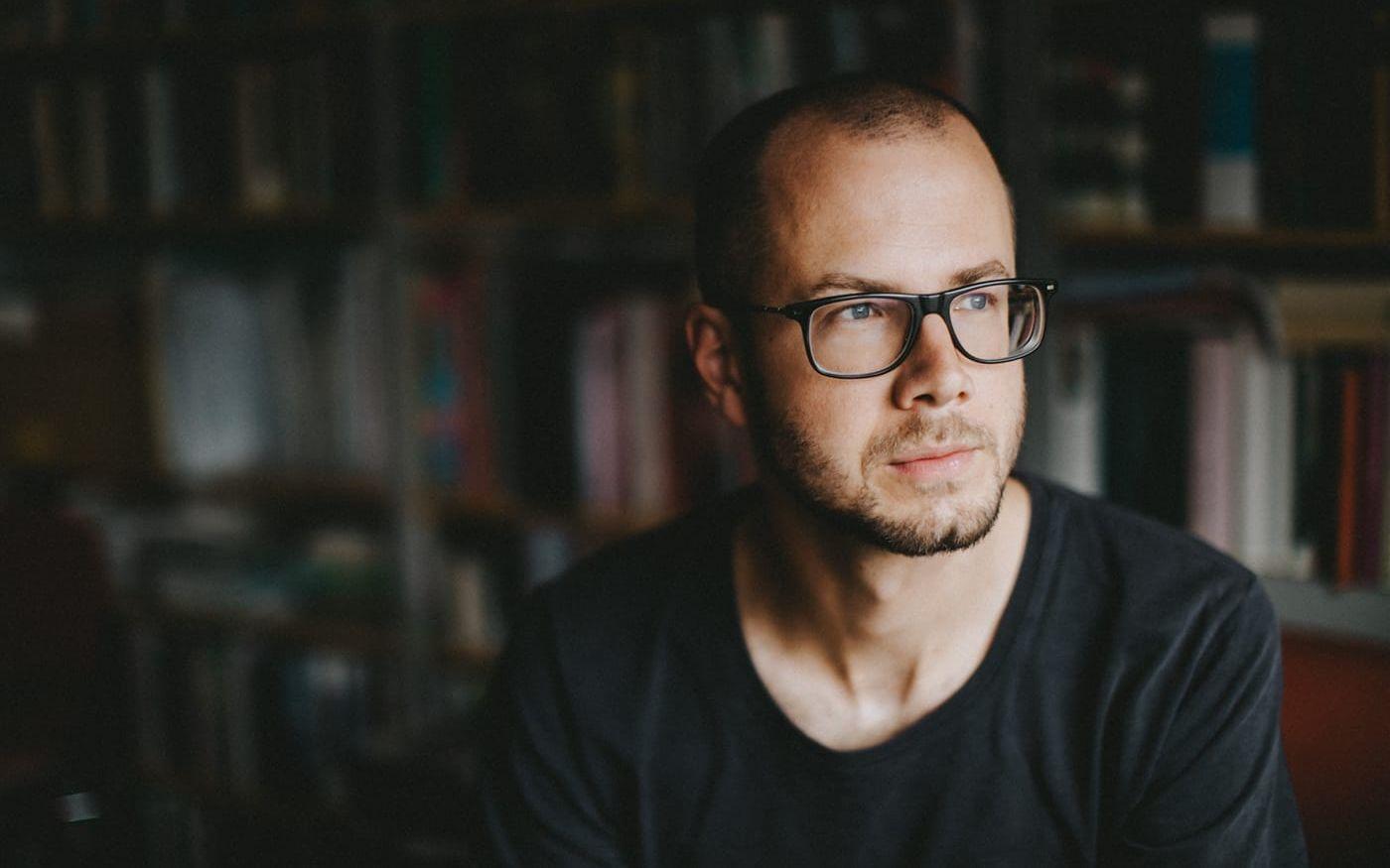 Kalle Hedström Gustafsson är poet, utbildad vid Litterär gestaltning på Valand. Hans debut ”Mormorordning, hägringsöar” kom 2019.