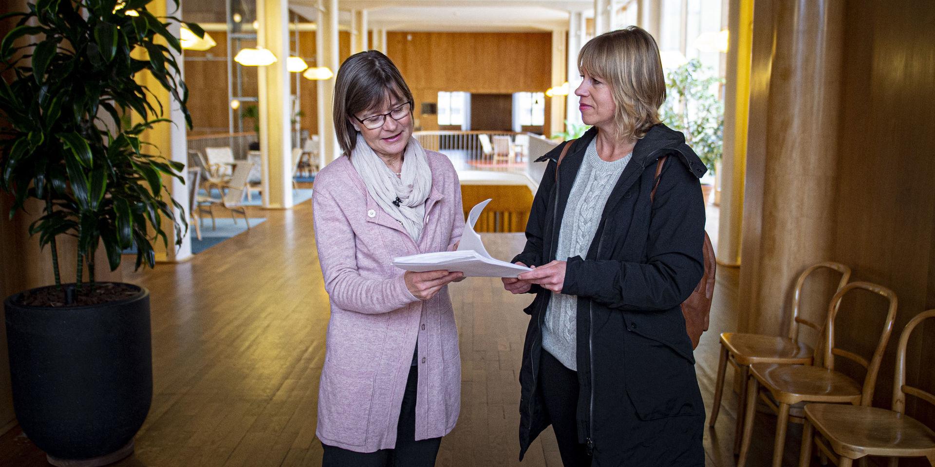 På tisdagen lämnade Anna Börjesson Schönbeck en lista med över 2 600 namnunderskrifter för att rädda lekplatserna till kommunalrådet Karin Pleijel (MP).