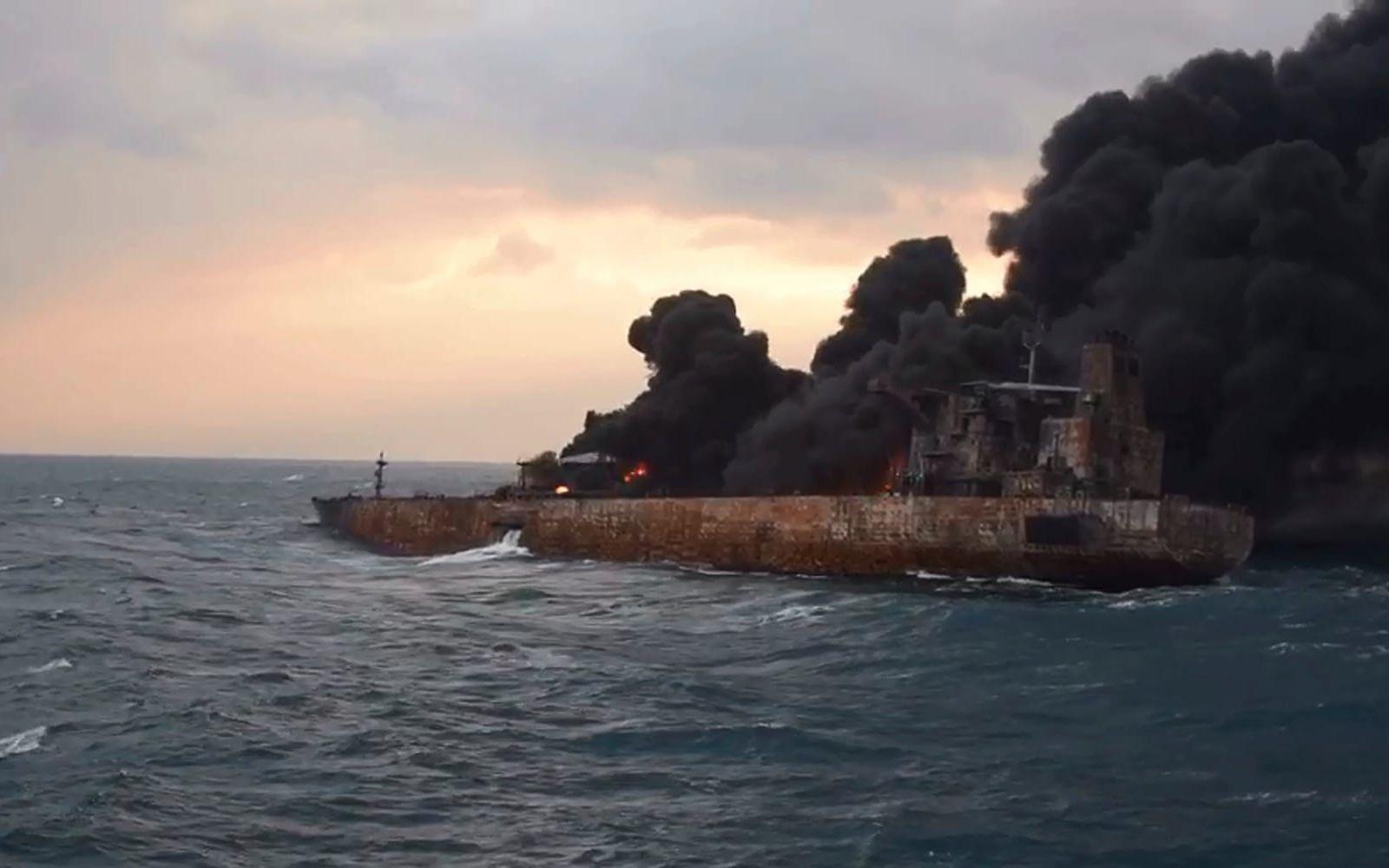 29 av fartygets 32 besättningsmän saknas fortfarande. Tre personer har hittats omkomna. Bild: AP. 