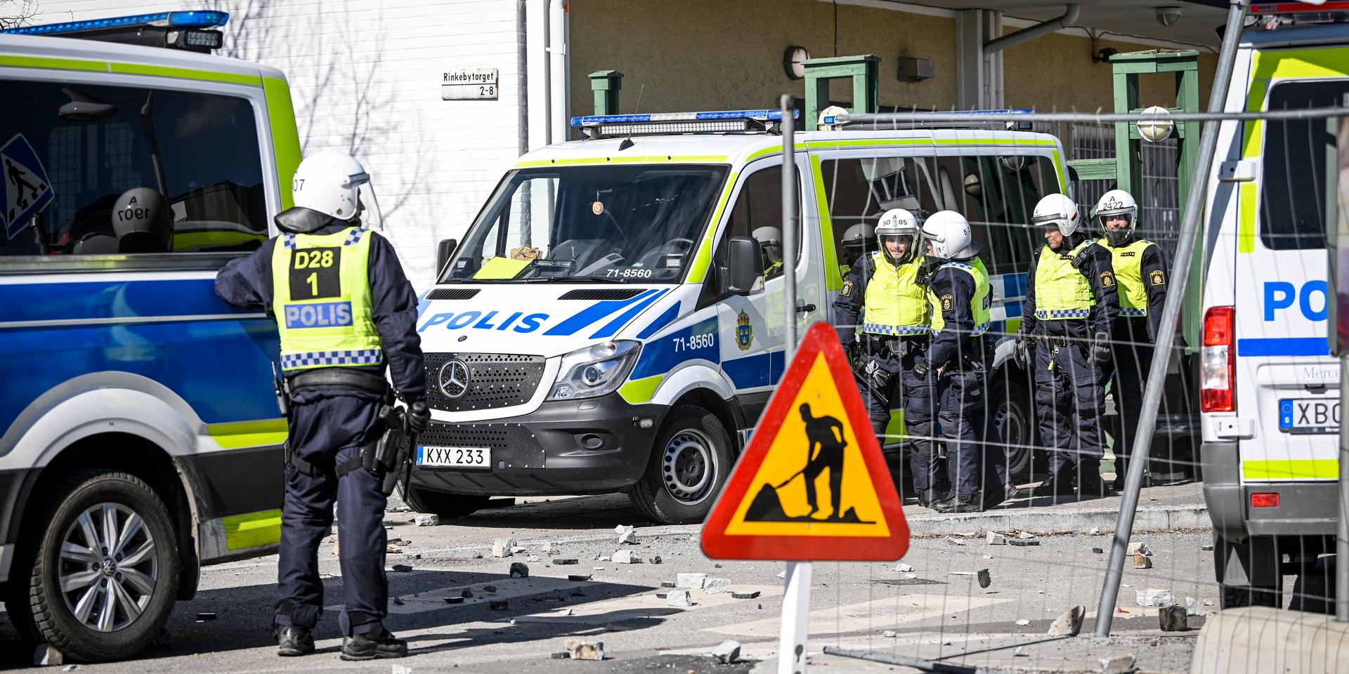 
Kravallpolis på plats då motdemonstranter kastade sten i Rinkeby i samband med  Rasmus Paludans manifestation på långfredagen.
