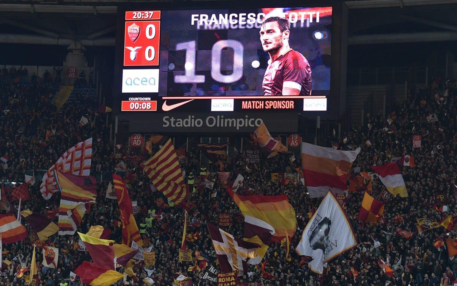 Fansen på Stadio Olimpico jublar alltid som högst när Tottis namn läses upp. Bild: Bildbyrån.