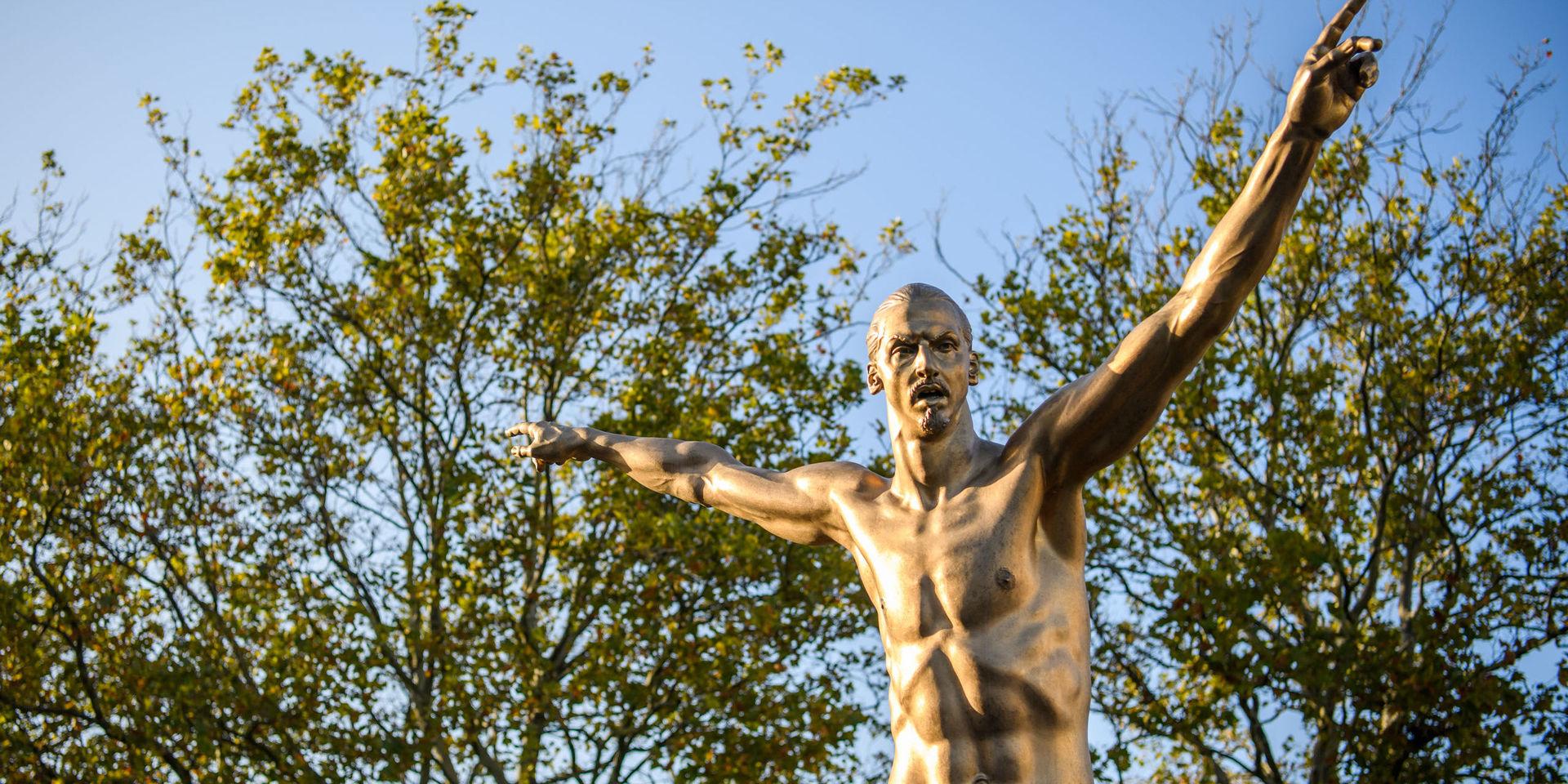 Zlatan Ibrahimovic staty som under gårdagen restes i Malmö. 