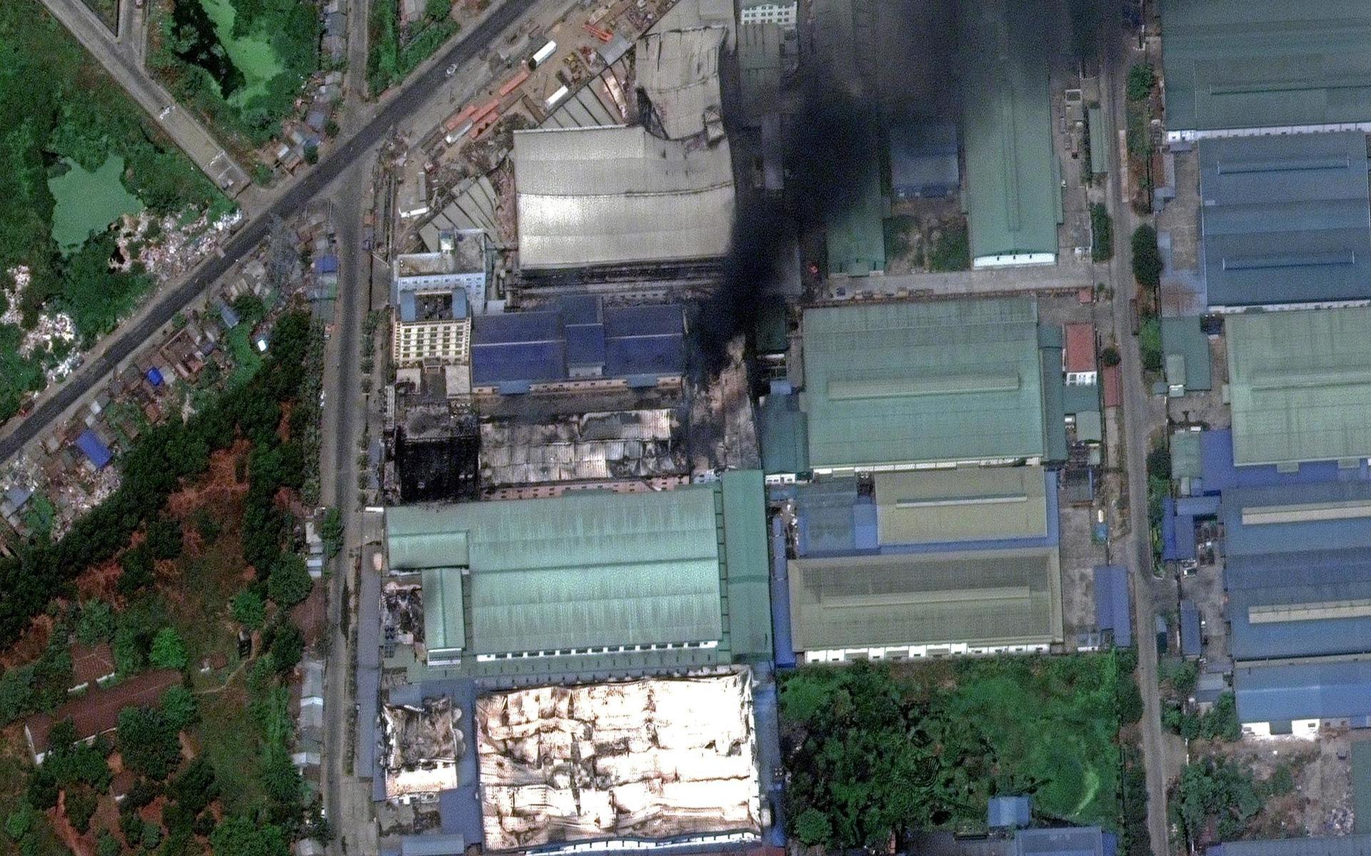 En satellitbild visar branden vid en av klädfabrikerna i Yangon