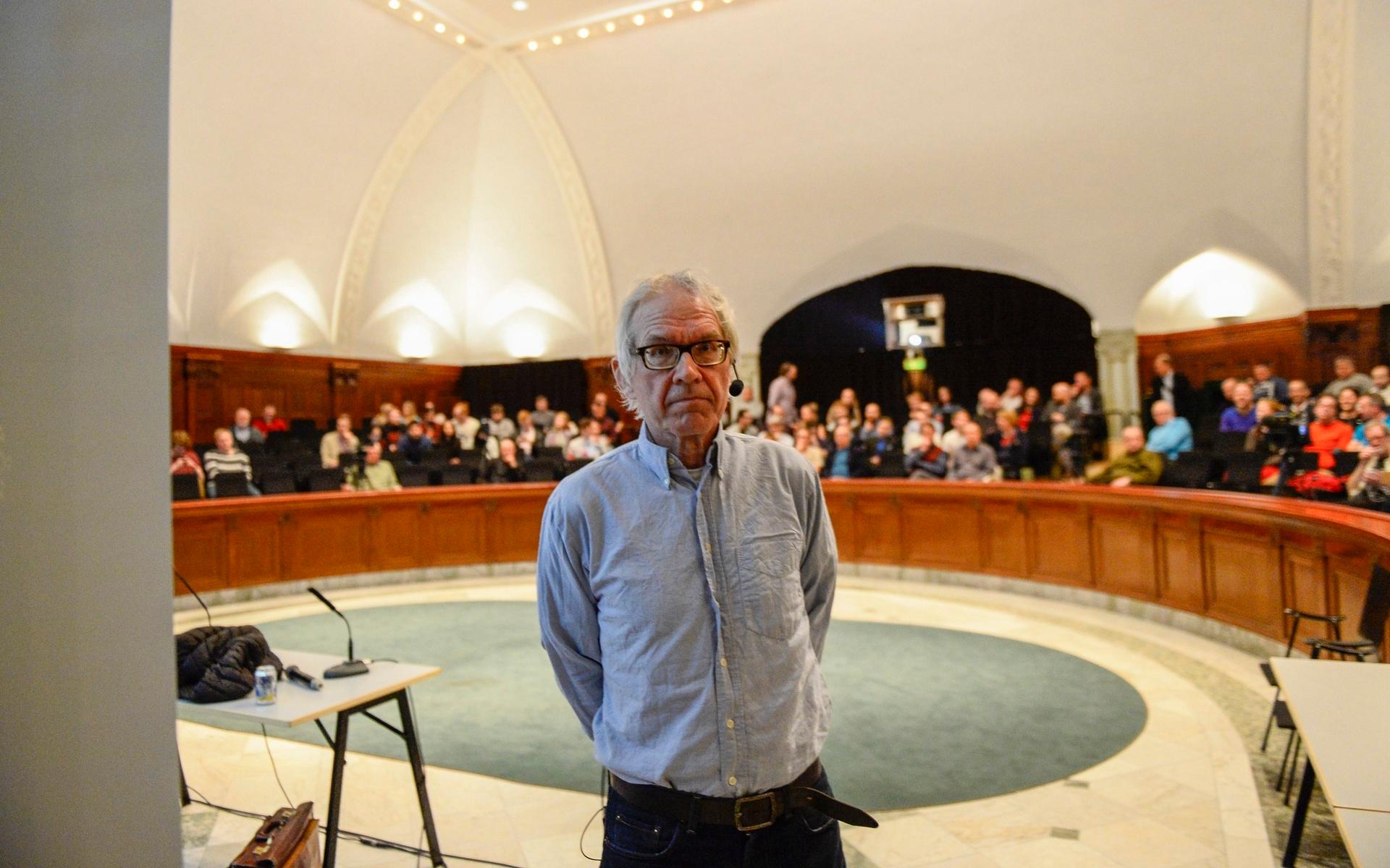 Lars Vilks håller en föreläsning på temat &quot;Charlie Hebdo och yttrandefrihetens gränser&quot; på Utrikespolitiska föreningen i Karlstad, 2015. 