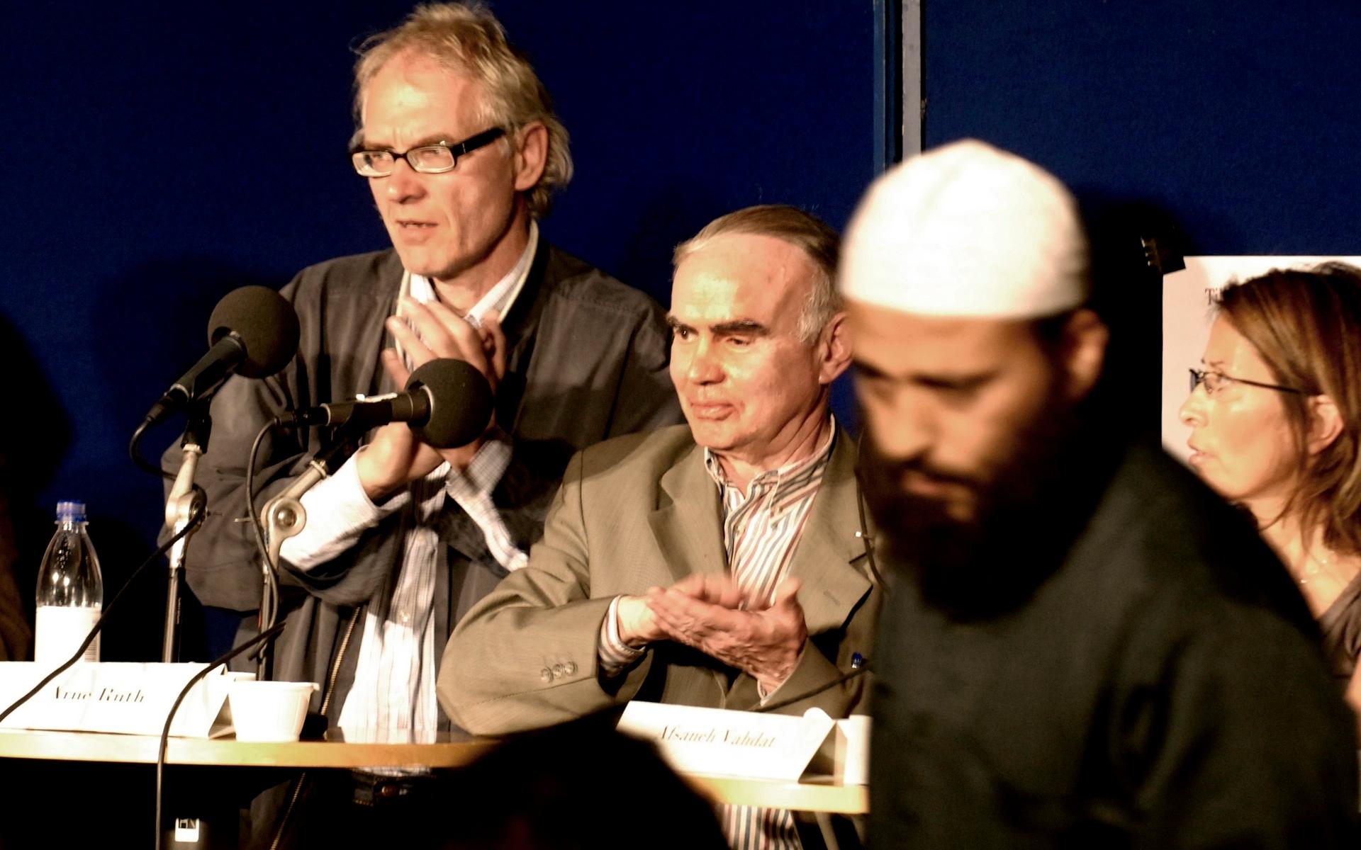 Husam Mademi (t h) försvarade islams ståndpunkt under en debatt med Lars Vilks, 2007. Det var runt samma tid som Vilks karikatyrer av profeten Muhammed publicerats för första gången.
