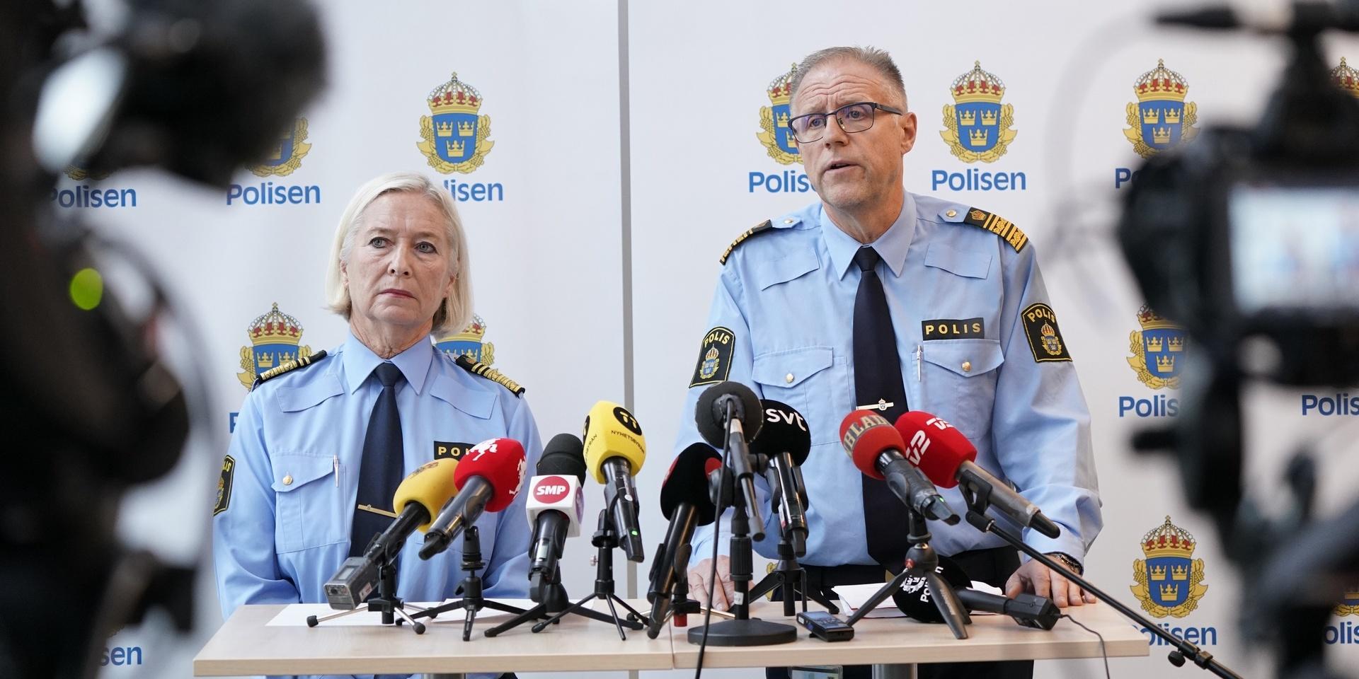 Carina Persson, chef för polisregion syd, och Stefan Sinteus, regional kommenderingschef vid presskonferensen i Malmö. Arkivbild.