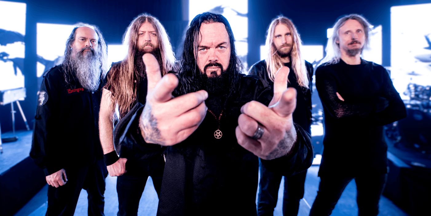 Evrergrey tittar in in kameran och ser farliga ut.