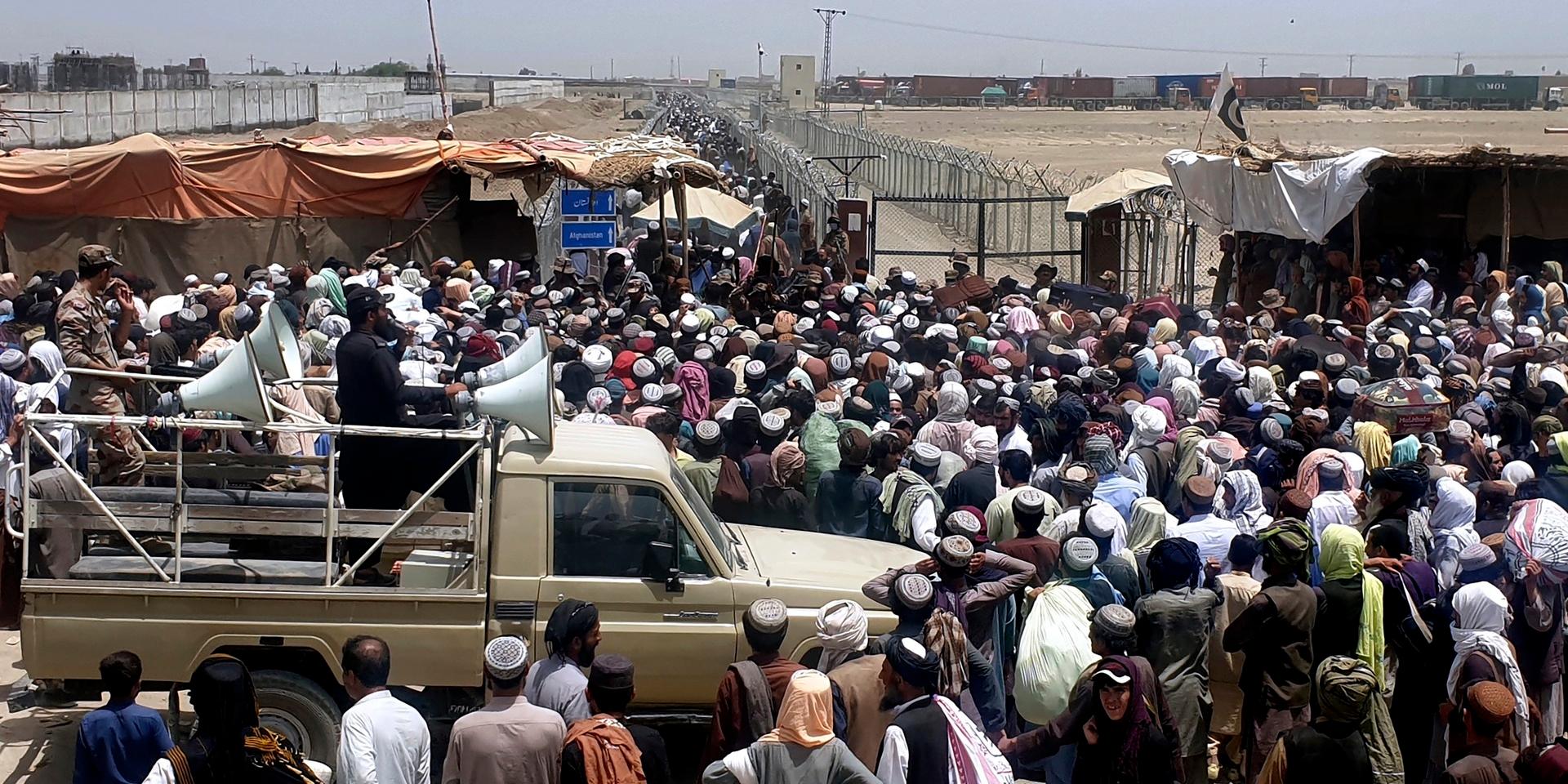 Antalet afghaner som lämnar landet vid gränsövergången vid Spin Boldak i Afghanistan och kommer till Chaman i Pakistan har trefaldigats den senaste tiden, enligt vittnesuppgifter. Bilden är tagen i juli i år.