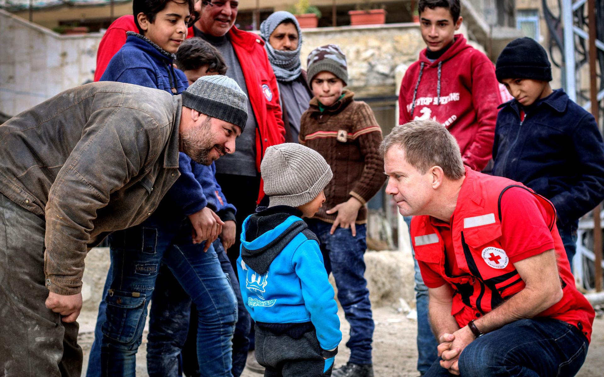 Två efter att striderna pågick i förorten Douma är förstörelsen ännu stor. Barn och vuxna är beroende av hjälp, fick Martin Ärnlöv bekräftelse på när han var där.