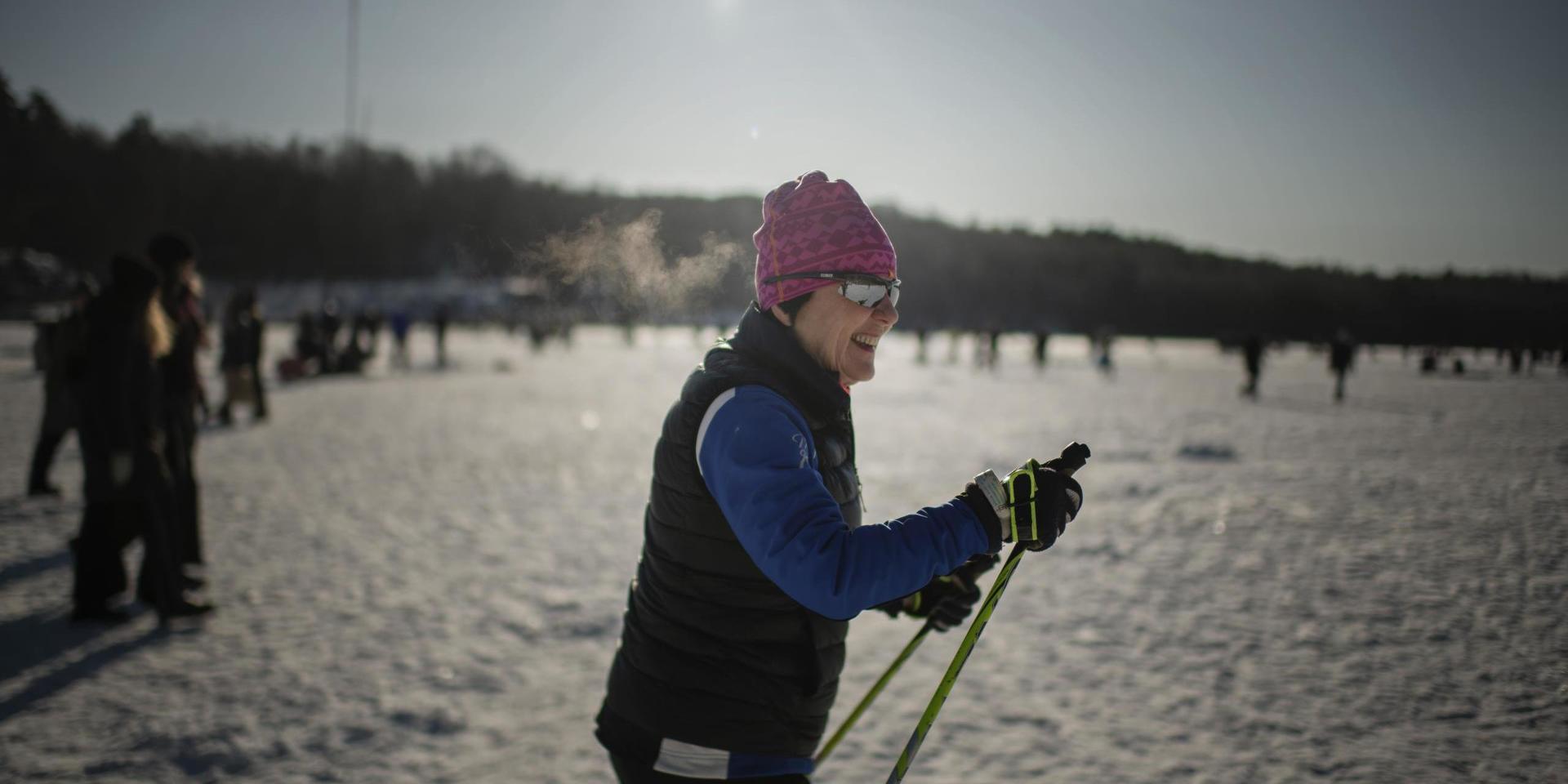Marianne Alexandersson åker skidor på Härlanda Tjärn