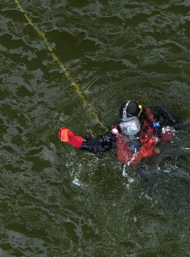 10 maj 2001 - polisen utförde dykningar efter lasermannen, John Ausonius, vapen under Lilla Essingebron i Stockholm. Här har en av dykarna ett oidentifierat föremål med sig upp från botten. FOTO:Fredrik Sandberg
