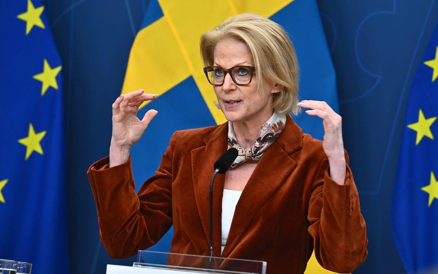 Finansminister Elisabeth Svantesson (M) på en pressträff förra veckan om de ekonomiska konsekvenserna av kriget i Iran. 