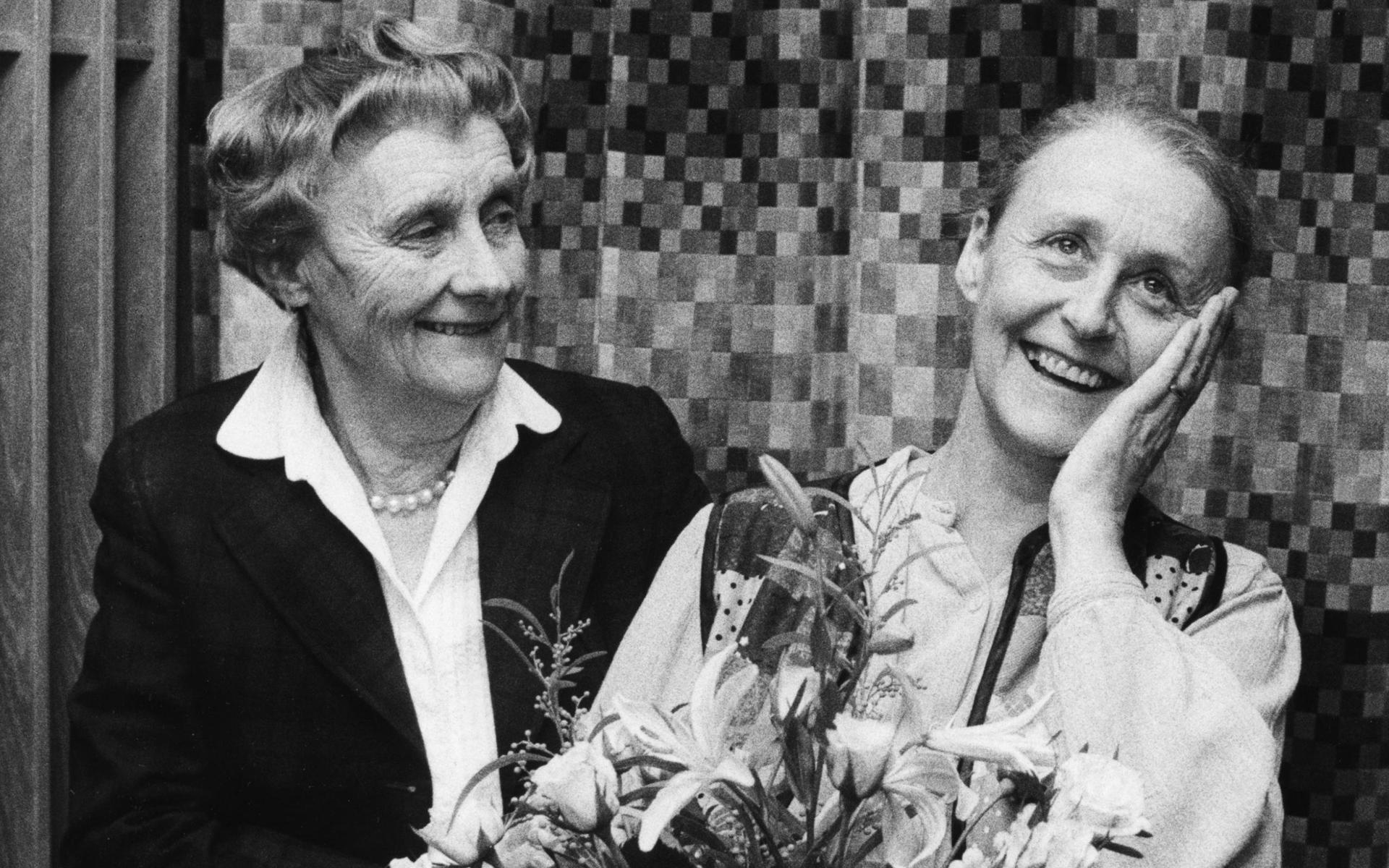 Författaren Siv Widerberg (till höger) här tillsammans med Astrid Lindgren efter att ha tagit emot Astrid Lindgren-Priset för ett förtjänstfullt författarskap inom barn- och ungdomslitteraturen 1983. Astrid Lindgren-Priset instiftades 1967 av bokförlaget Rabén &amp; Sjögren.