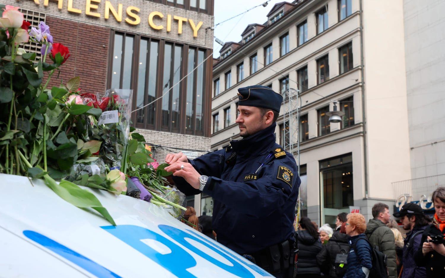 Christian placerar omsorgsfullt blommorna på kollegornas fordon. Bild: Per Wahlberg