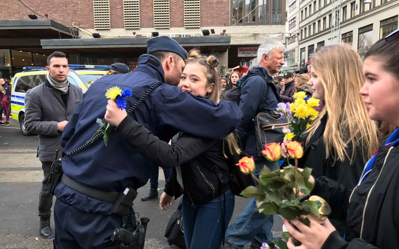 Polisernas kramar värmde många hjärtan, både polisernas och allmänhetens. Bild: Cecilia Vaccari