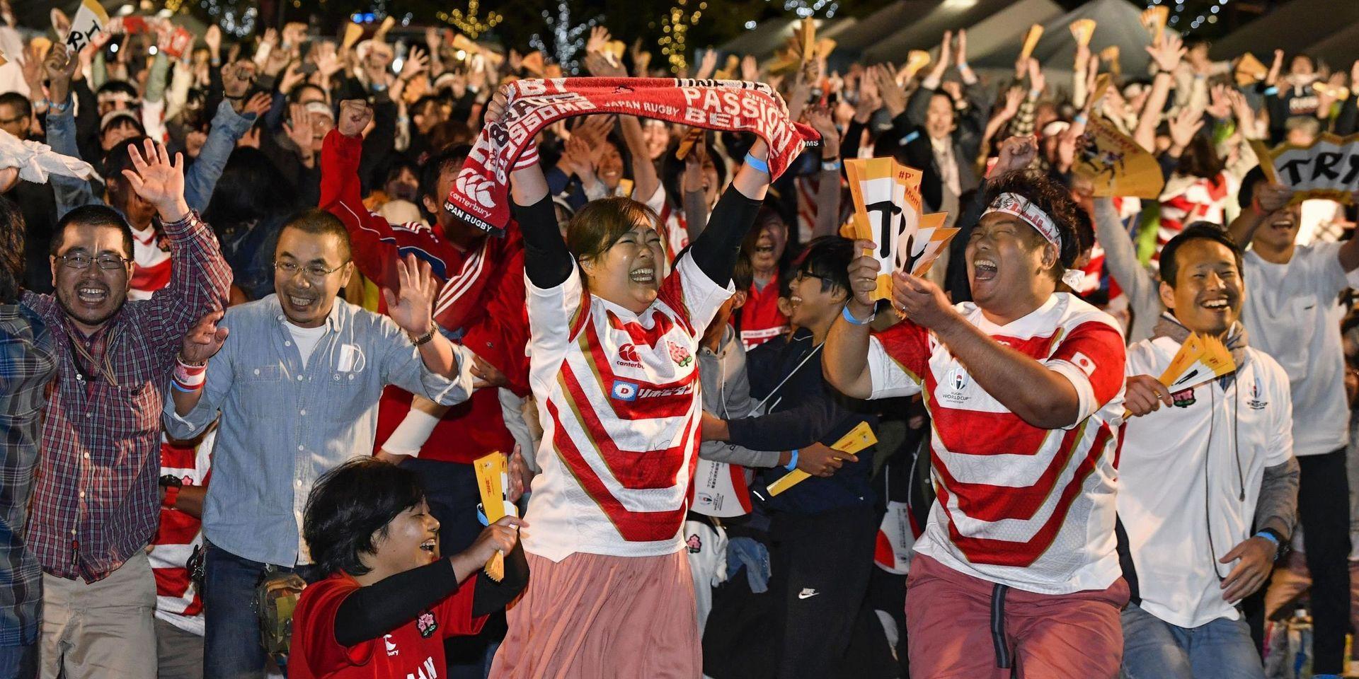 Japanska supportrar ser matchen mot Japan på storbildsskärm i Osaka.