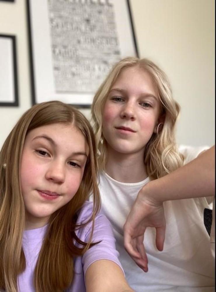 Anja Klars och Alice Örnefeldt går i sexan på Lexby skola men är hemma under måndagen i väntan på mer info om stängningen.