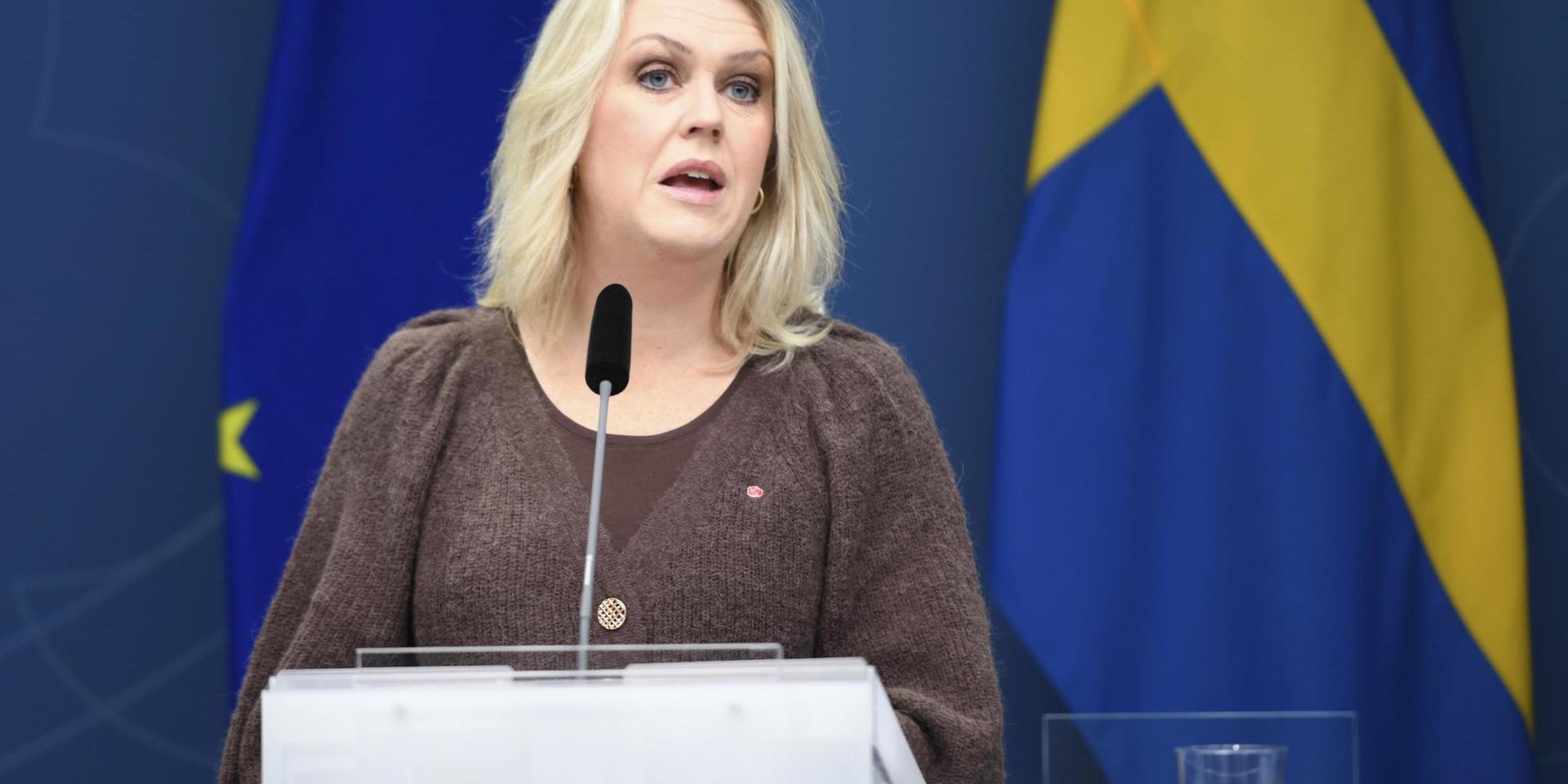Socialminister Lena Hallengren (S) vid dagens pressträff.