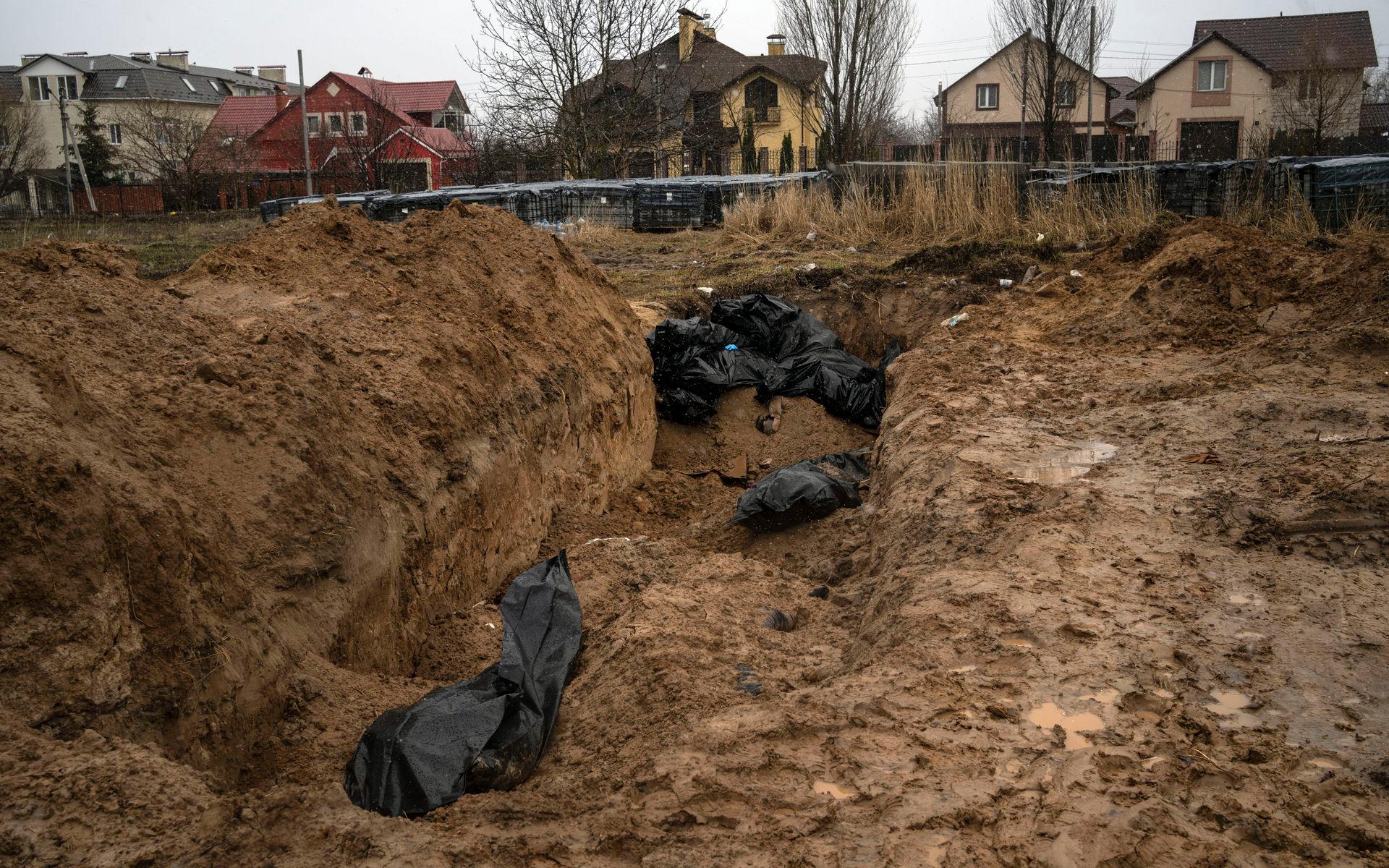 En massgrav i Butja. Efter att ryska trupper lämnat området uppdagades mängder av döda civila som lämnats kvar. Nu begravs de av ukrainska soldater. 