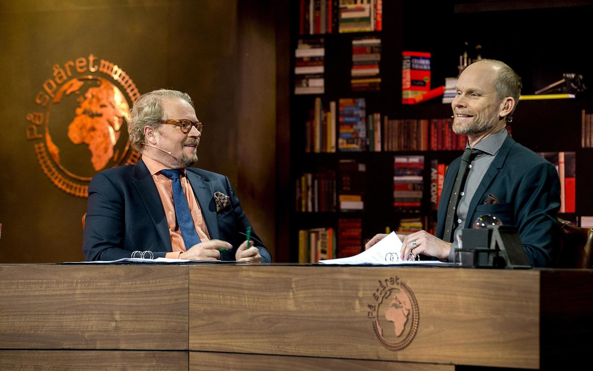 Programledarna Fredrik Lindström och Kristian Luuk i tv-programmet På spåret.