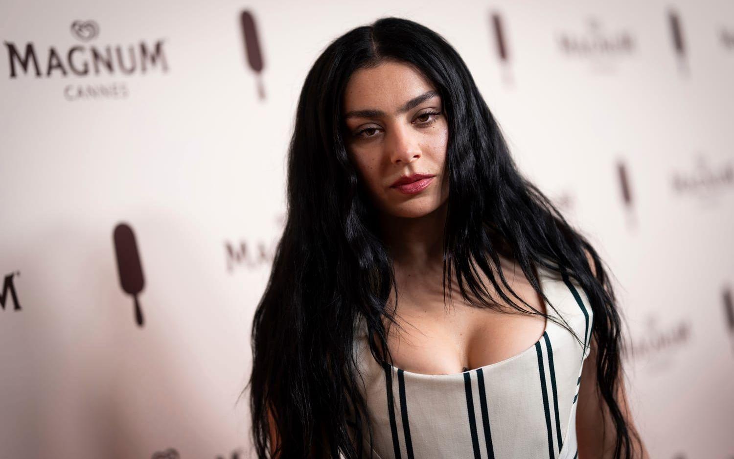 Charli XCX vid Cannesfestivalen.