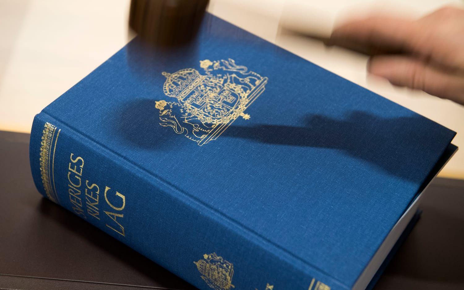 En kvinna döms till ett långt fängelsestraff sedan hon fällts för att ha försett en 14-årig pojke med tre termosbomber. Arkivbild.