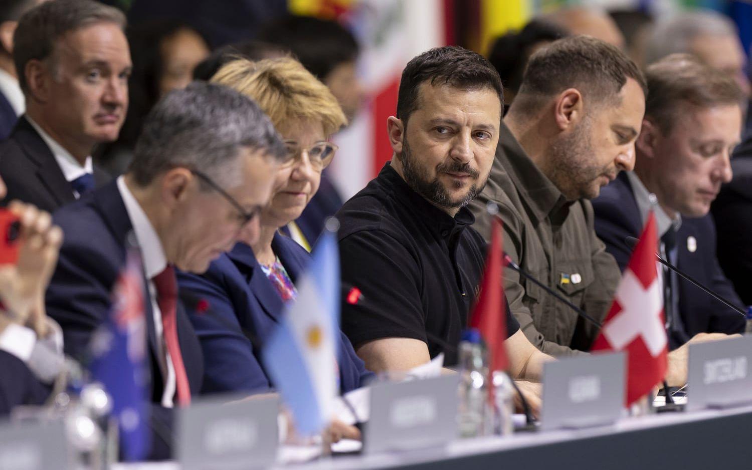 Ukrainas president Volodymyr Zelenskyj när slutkommunikén antas vid toppmötet i Schwiez.