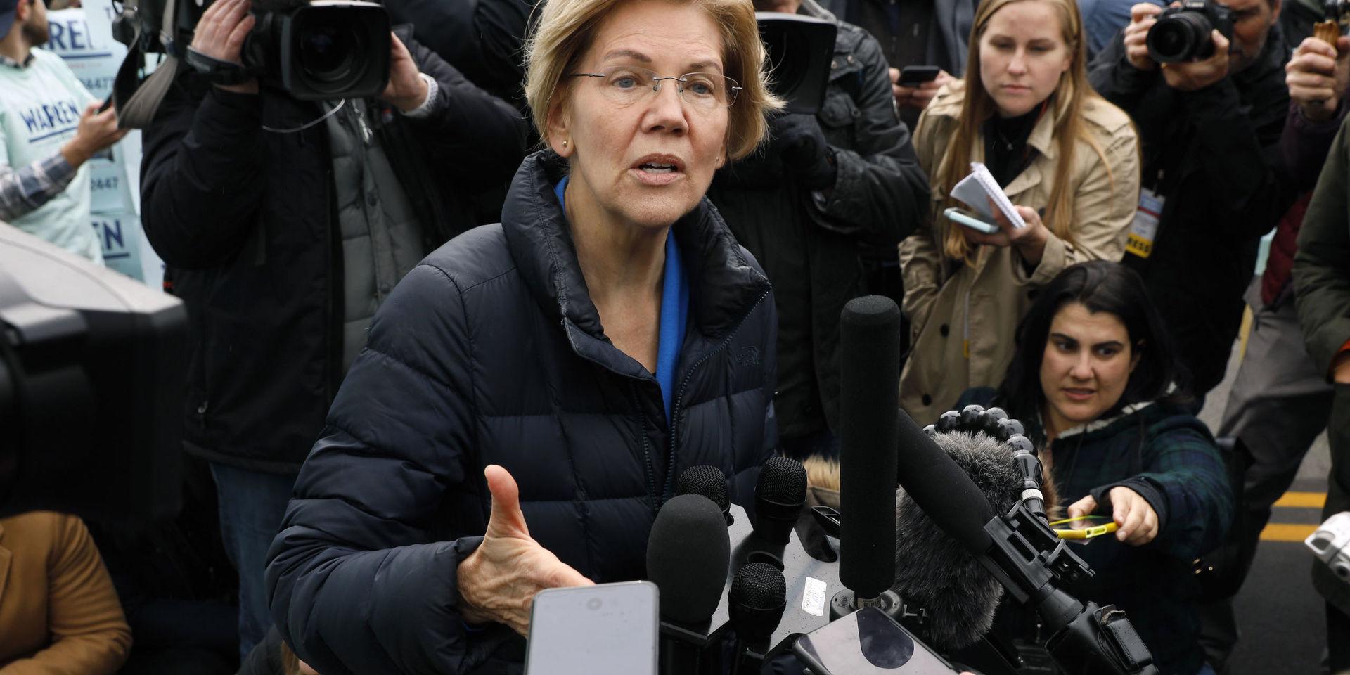 Senator Elizabeth Warren har förklarat sina planer för allmän sjukvårdsförsäkring, efter att ha blivit hårt ansatt av konkurrenterna.