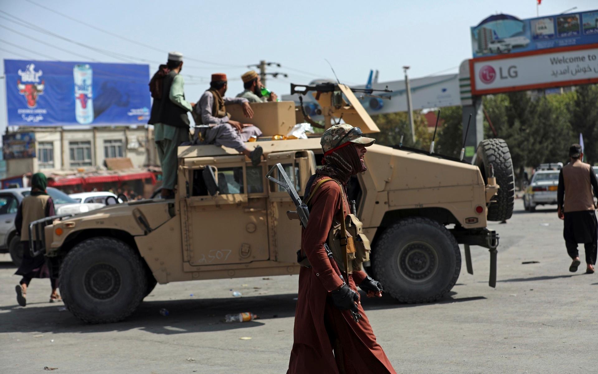 All kommersiell trafik har ställts in från flygplatsen i Kabul. På bild syns talibaner som vaktar flygplatsen i staden. 