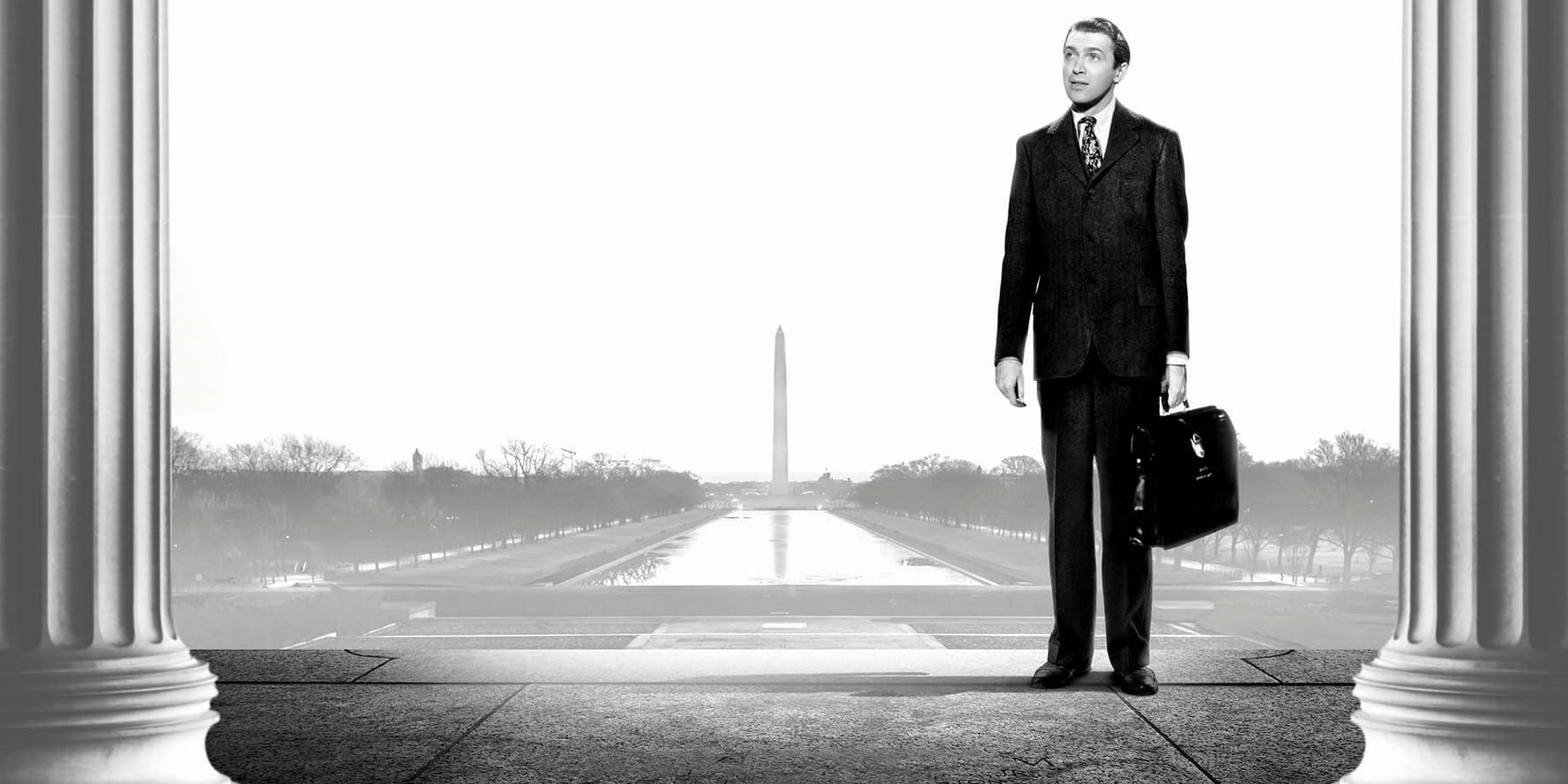 1939. Då, i filmens värld, var det James Stewart i rollen som Mr Smith som for till Washington för att försvara de amerikanska färgerna och vara ett föredöme i världen för demokrati. Trump slip-streamar gärna efter Capras populistiska hjältar, men svävar på målet, skriver Ulrika Knutson.