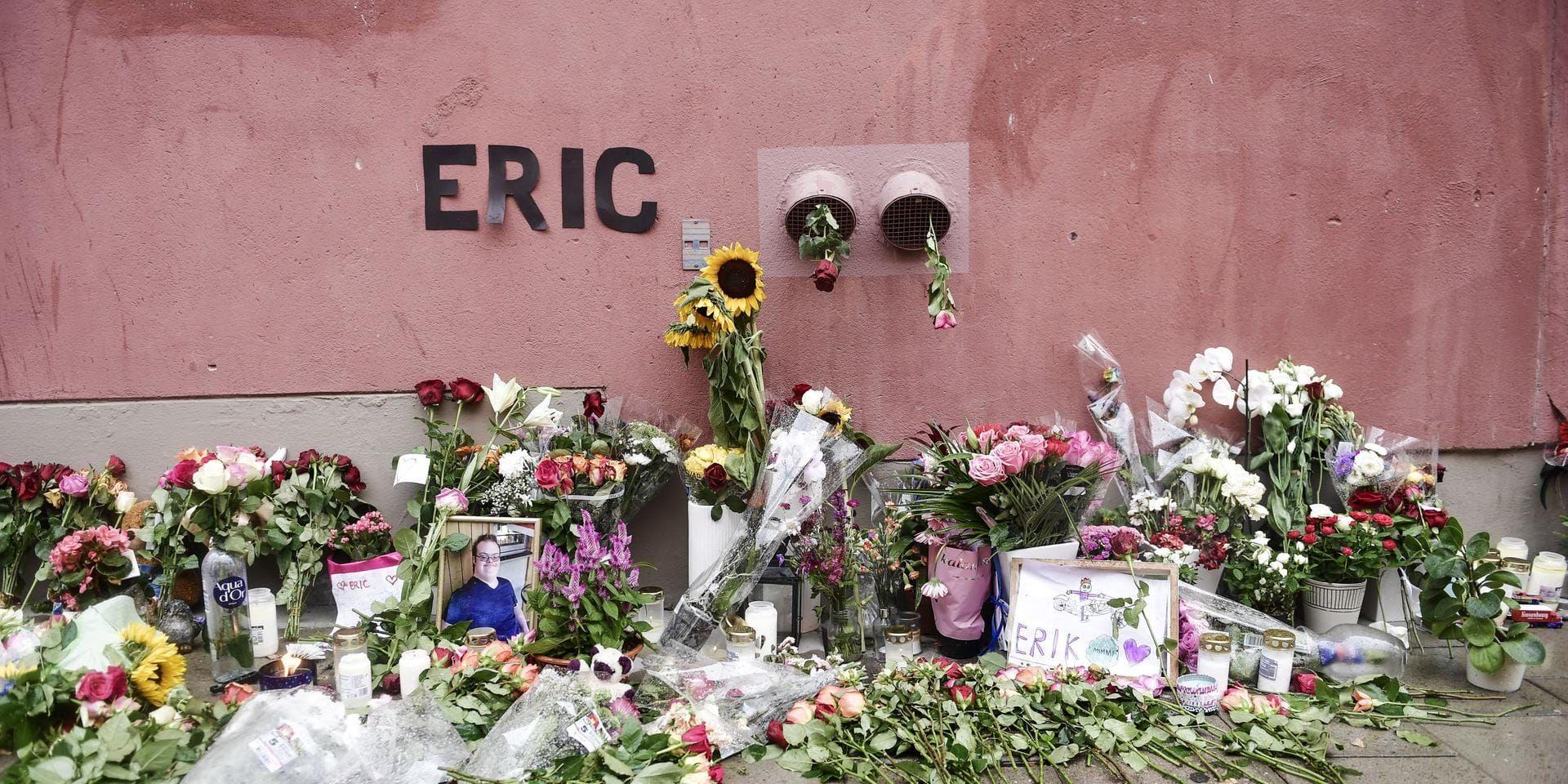 Blommor och ljus på den plats där Eric Torell sköts till döds, den 2 augusti förra sommaren.