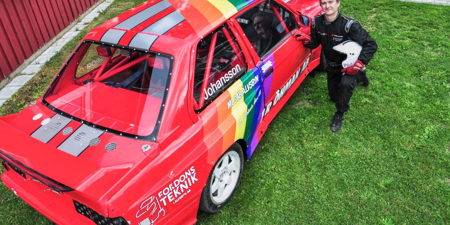 Rallycrossföraren Viktor Johansson placerade en regnbågsflagga tvärs över bilen för att stötta sina homosexuella vänner.