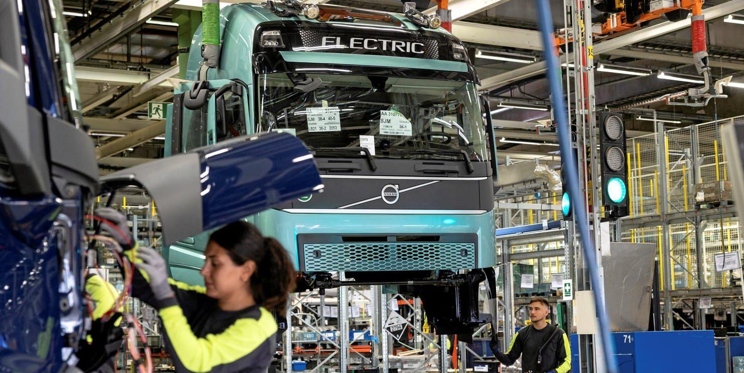 Volvo startar serieproduktion av tunga lastbilar med elektrisk drivning FM FX. Montering av hytt.