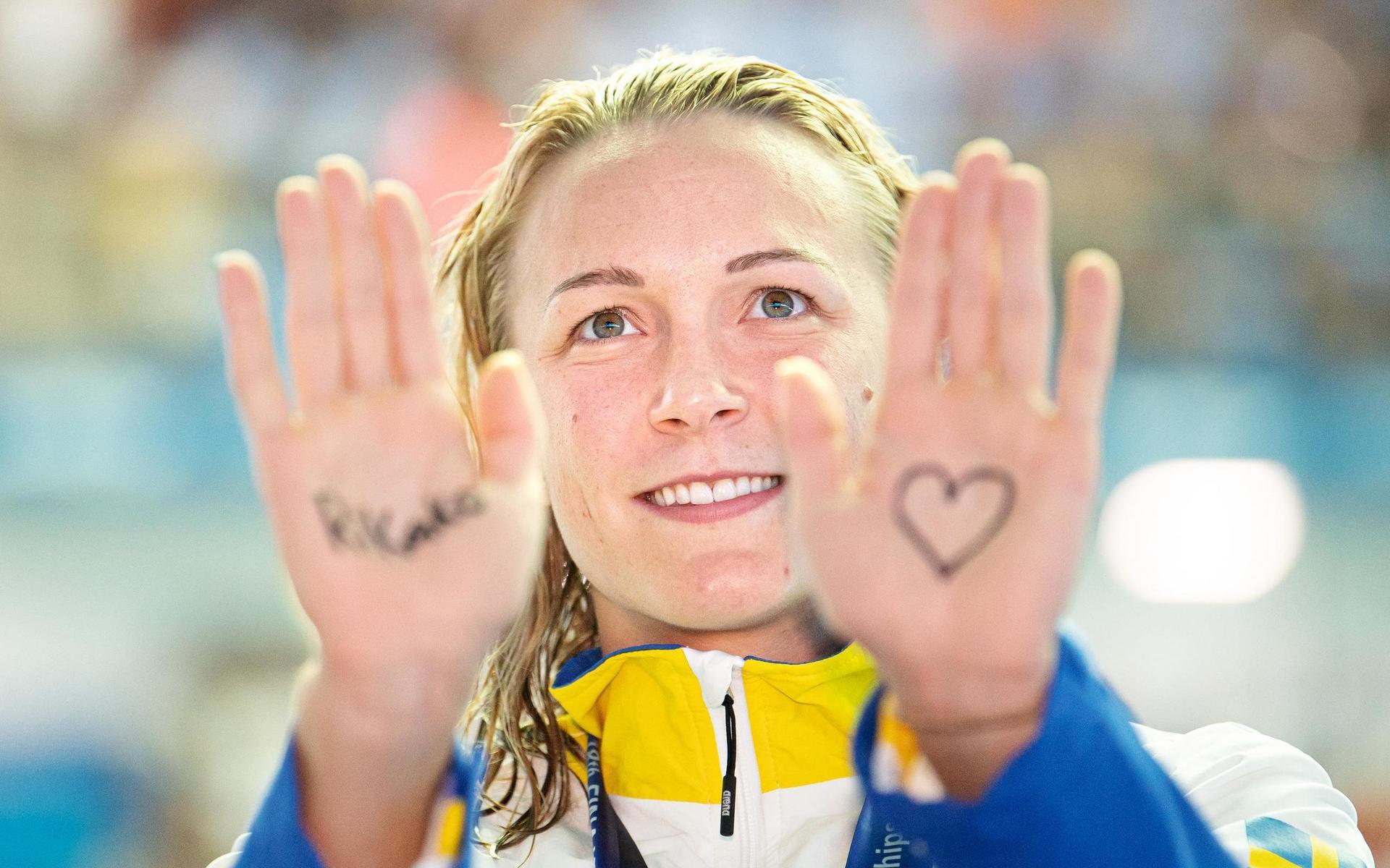 Sarah Sjöström visar sitt stöd till Rikako Ikee under VM i sydkorea.