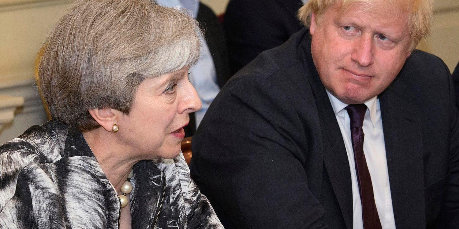 Storbritanniens ifrågasatta premiärminister Theresa May får nu stöd av sin utrikesminister Boris Johnson. Arkivbild.
